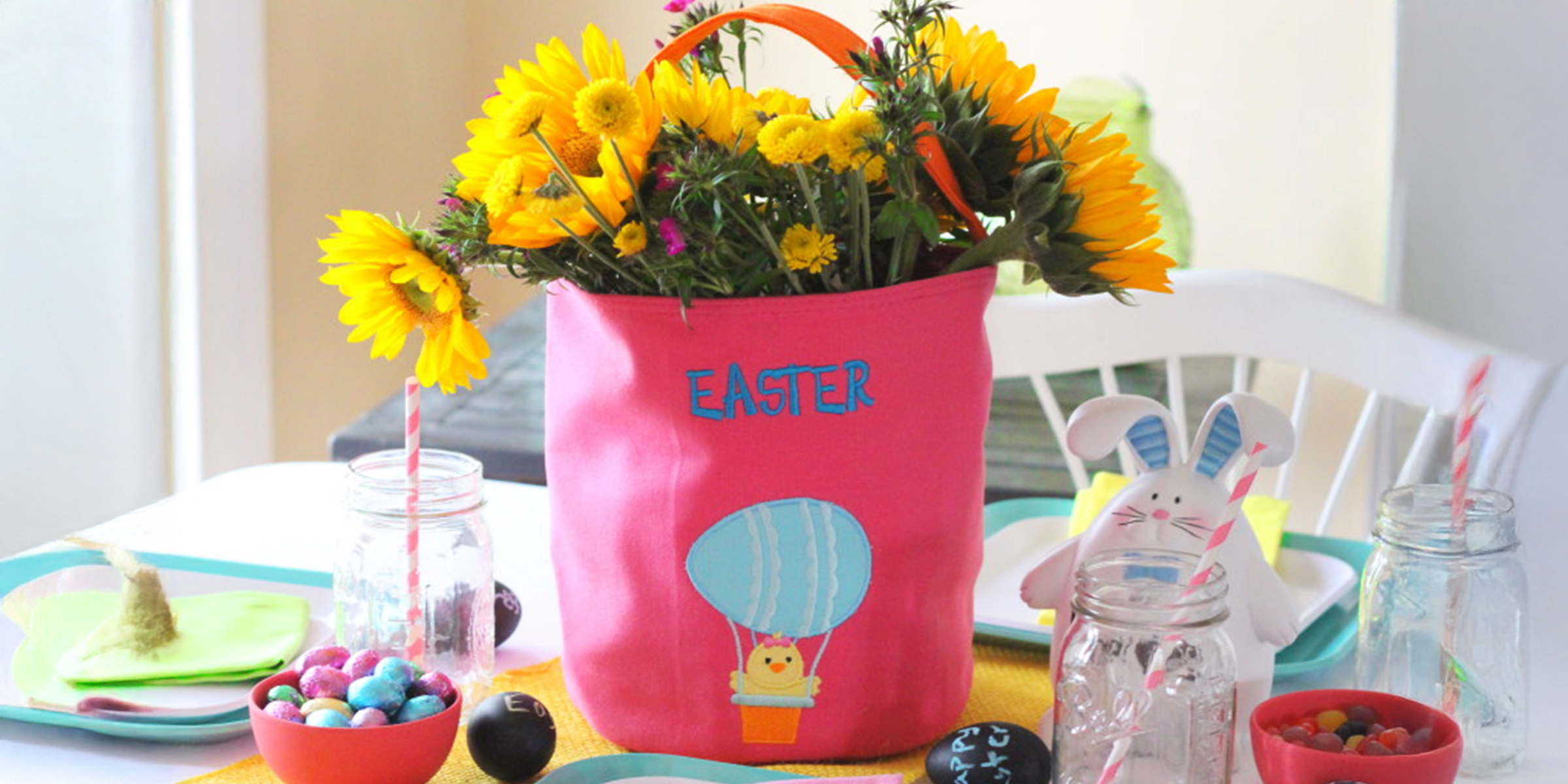 Ostertisch mit Sonnenblumen, Süßigkeiten und festlicher Frühlingsdekoration | Quelle: Flickr / PersonalCreations / CC BY 2.0