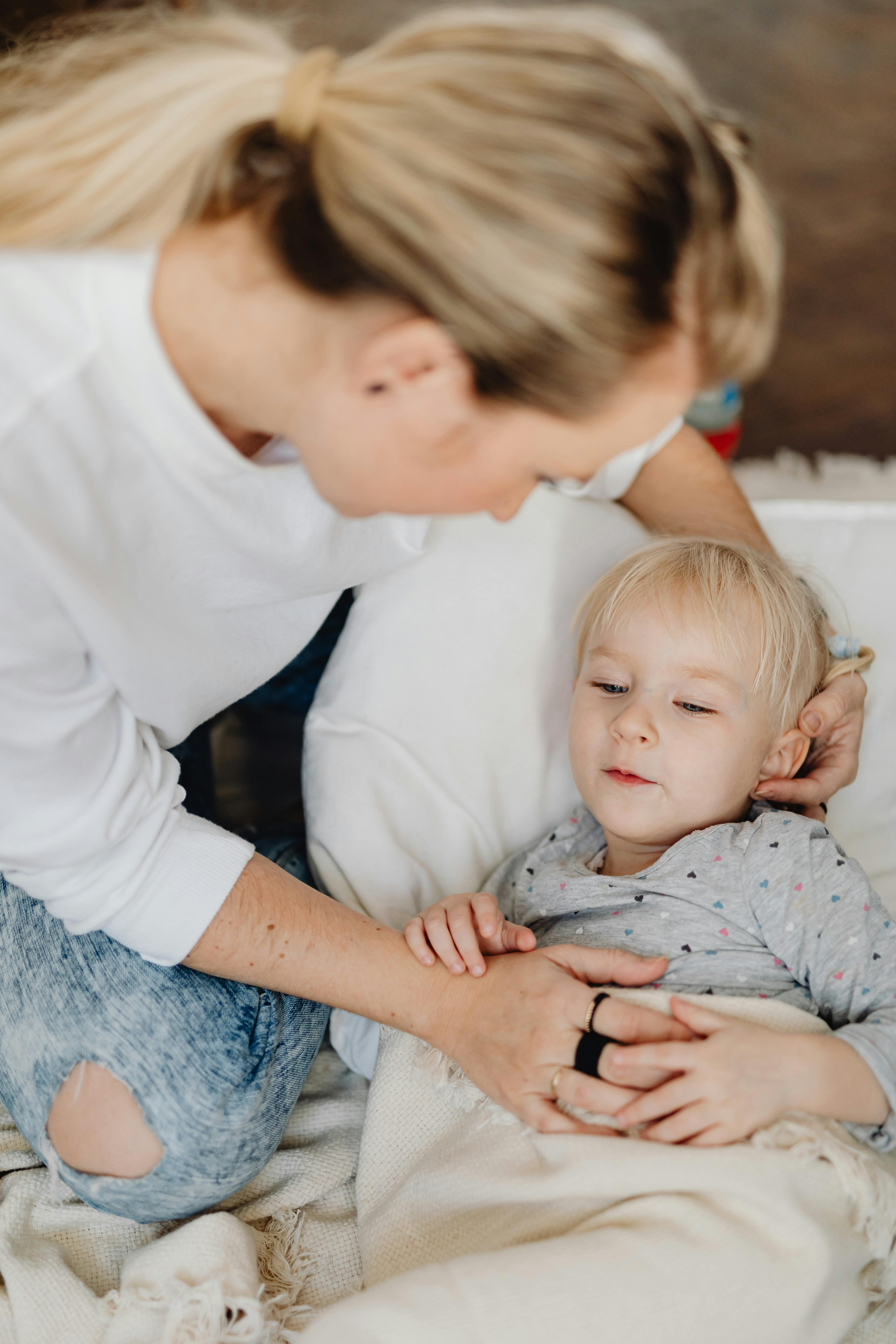 Eine Mutter schaut liebevoll auf ihr Kind herab | Quelle: Pexels