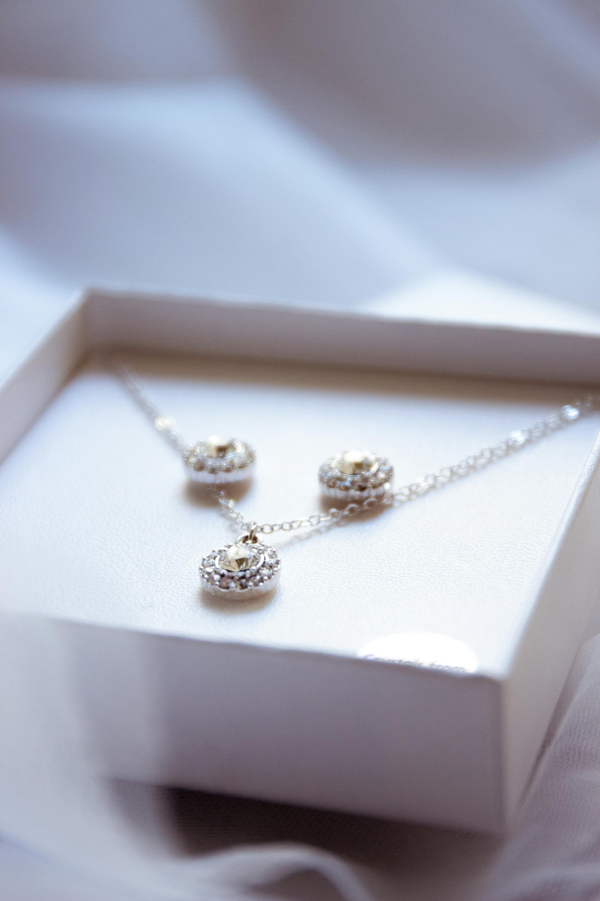 Ein Diamant-Anhänger | Quelle: Pexels