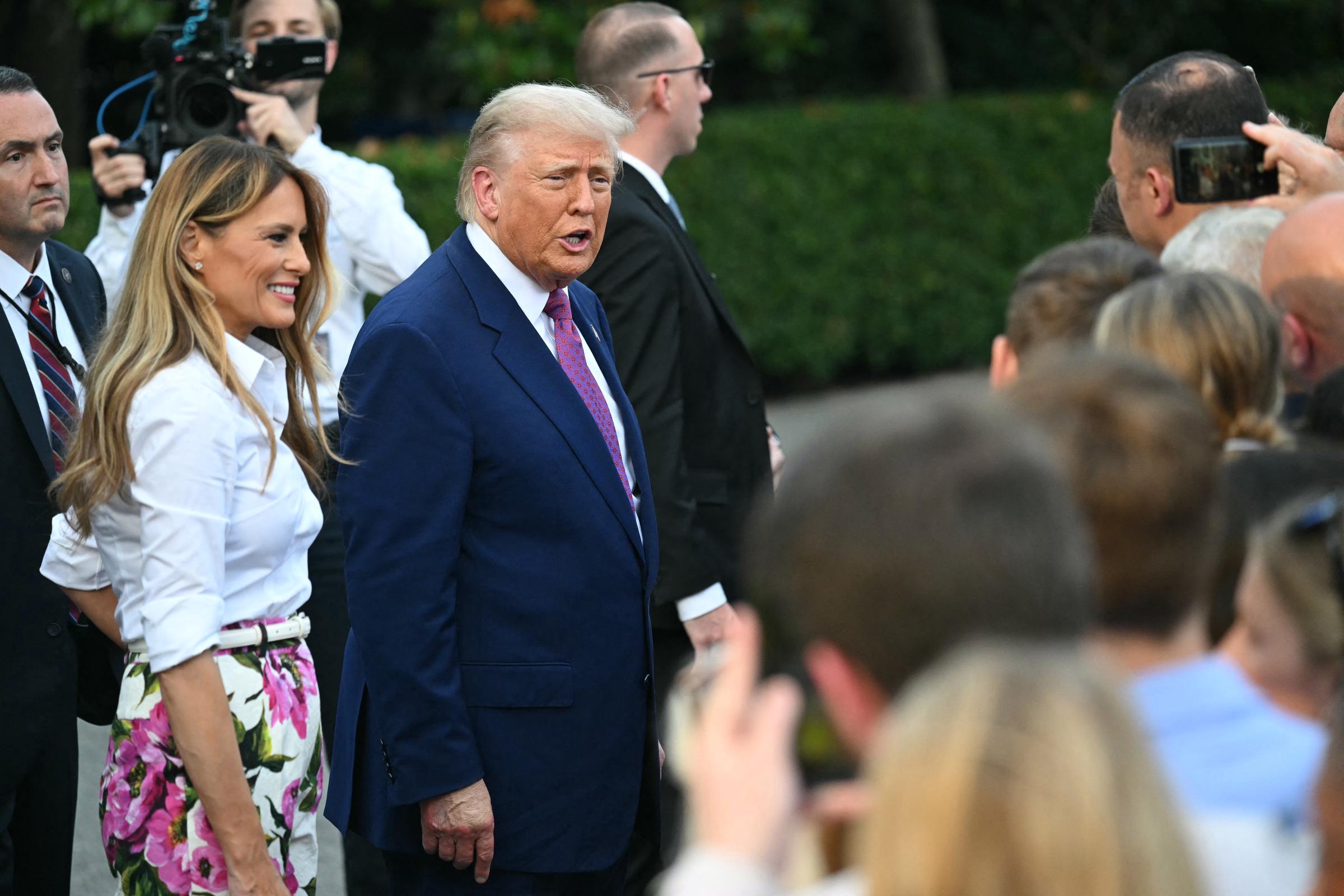 Donald und Melania Trump begrüßen die Teilnehmer des Kongresspicknicks auf dem South Lawn des Weißen Hauses am 12. Juni 2025 in Washington, DC | Quelle: Getty Images