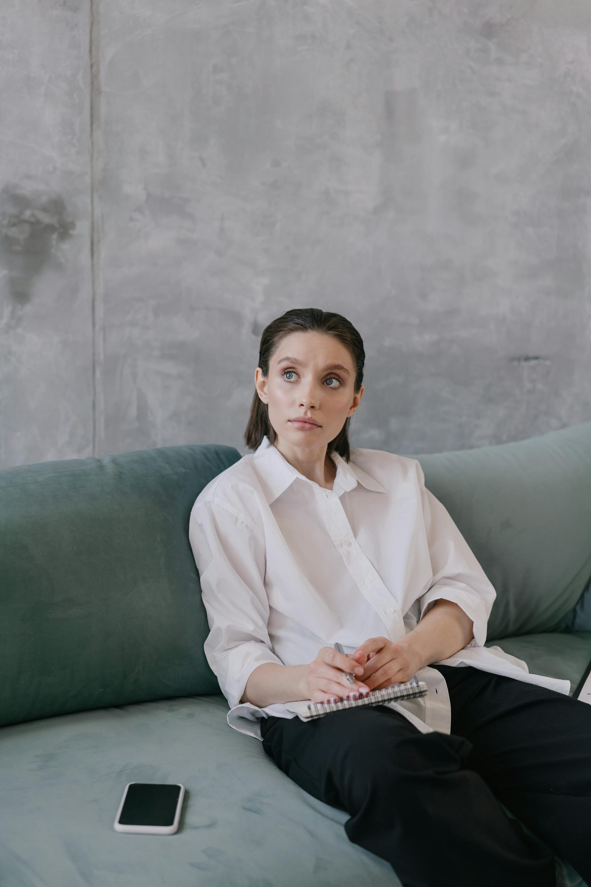 Eine nachdenkliche Frau, die auf etwas starrt | Quelle: Pexels