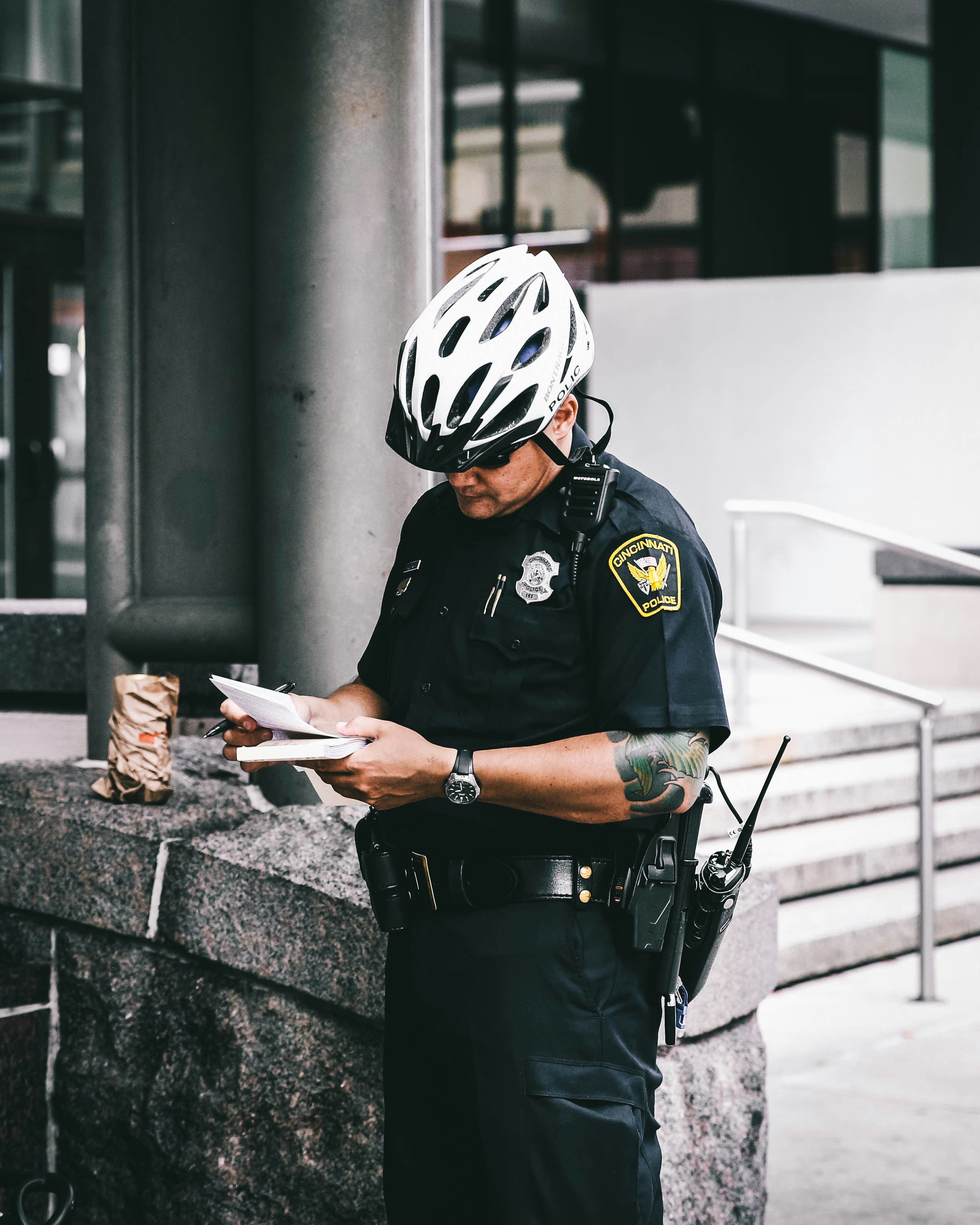 Ein Polizist, der ein Bußgeld schreibt | Quelle: Unsplash