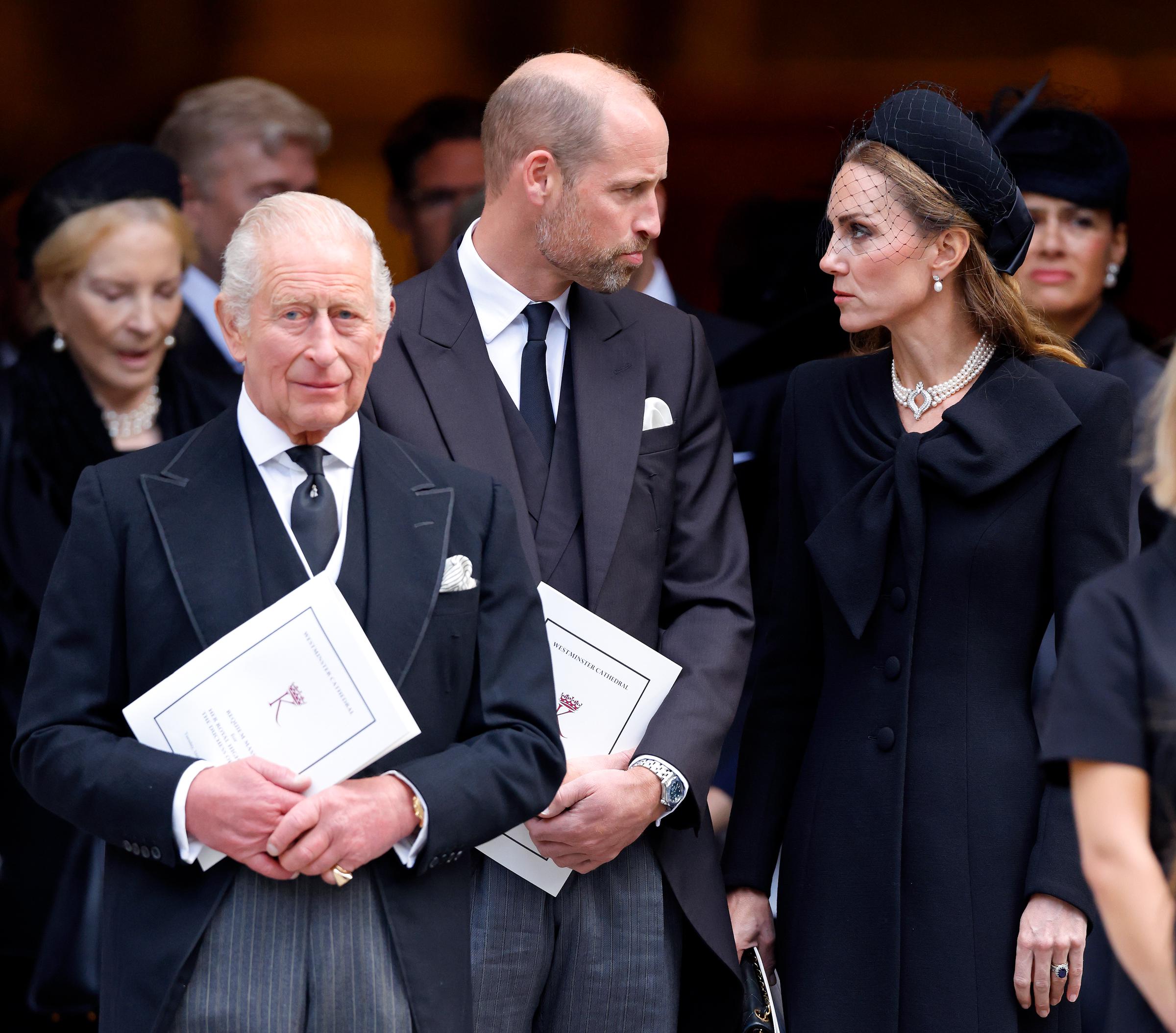 König Charles III., Prinz William, Prinz von Wales und Catherine, Prinzessin von Wales nehmen an der Requiem-Messe für Katharine, Herzogin von Kent, in der Westminster Cathedral am 16. September 2025 in London, England, teil. | Quelle: Getty Images