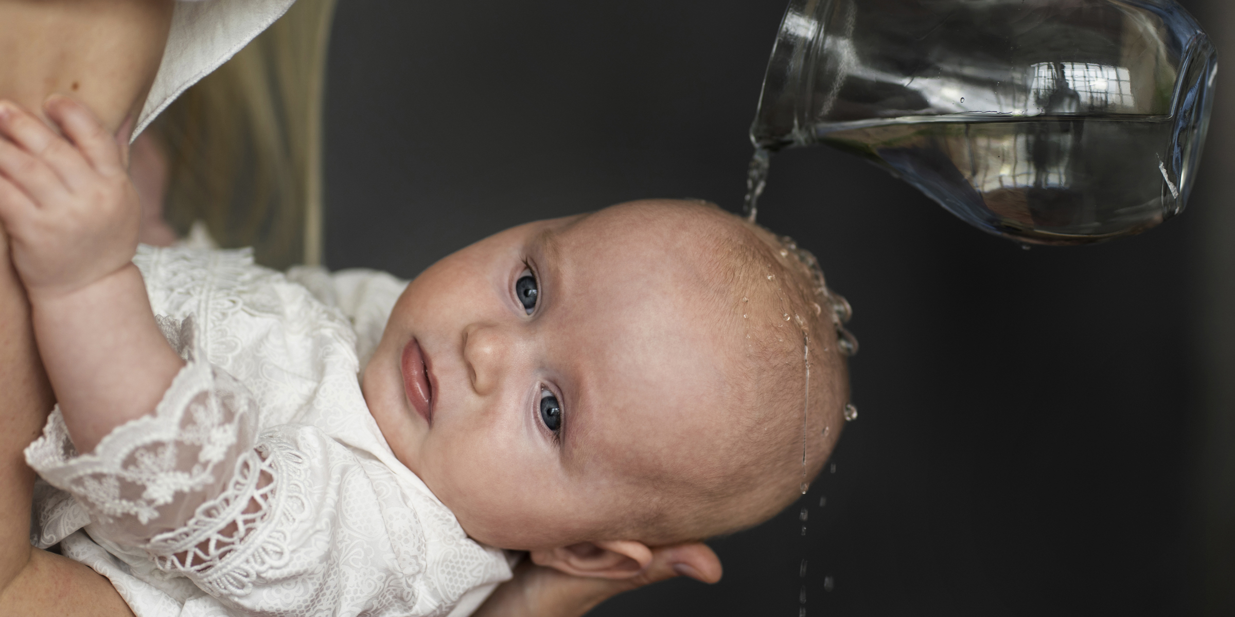 Ein Baby bei einer Taufe | Quelle: Freepik