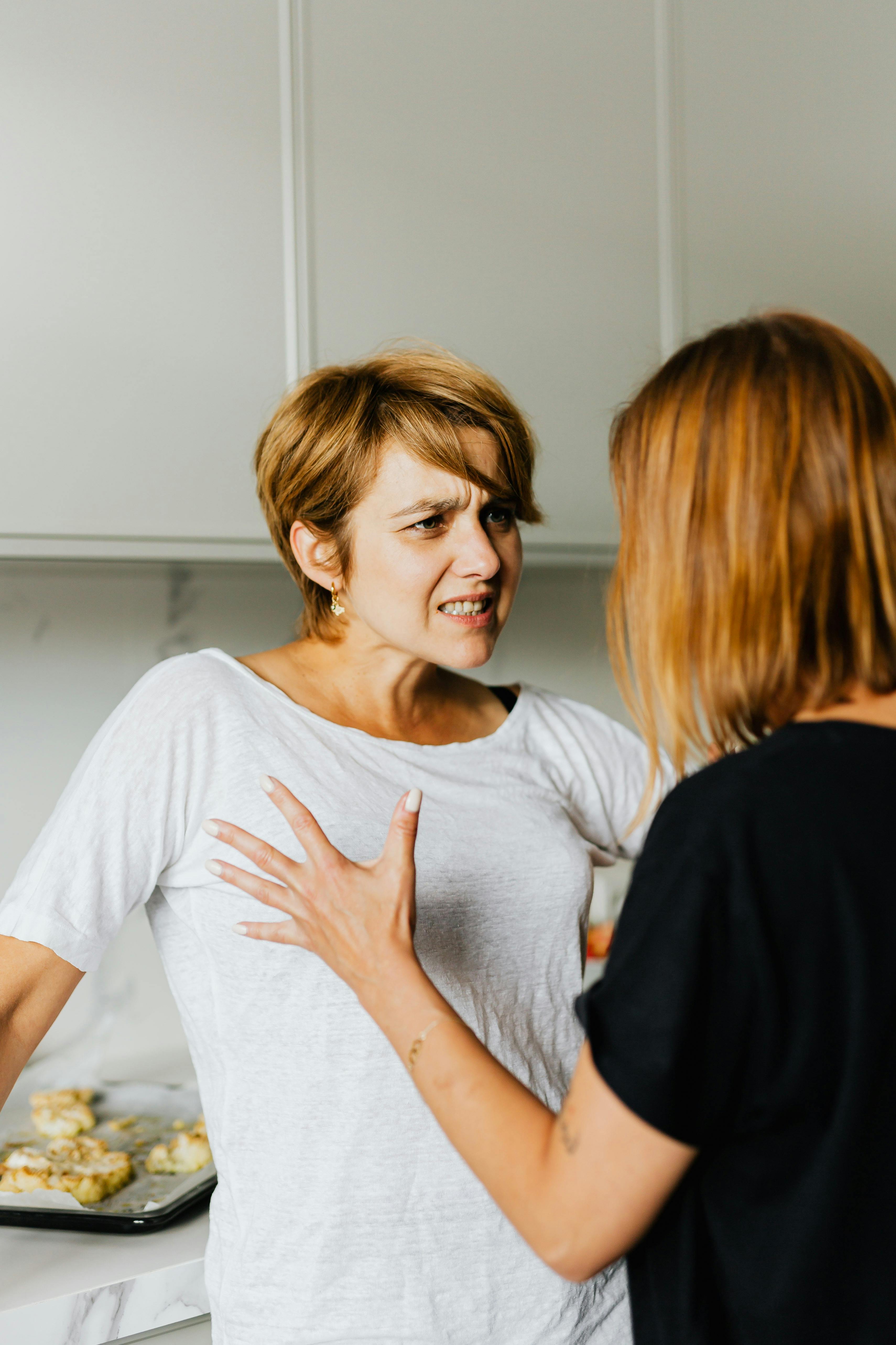 Zwei streitende Frauen | Quelle: Pexels