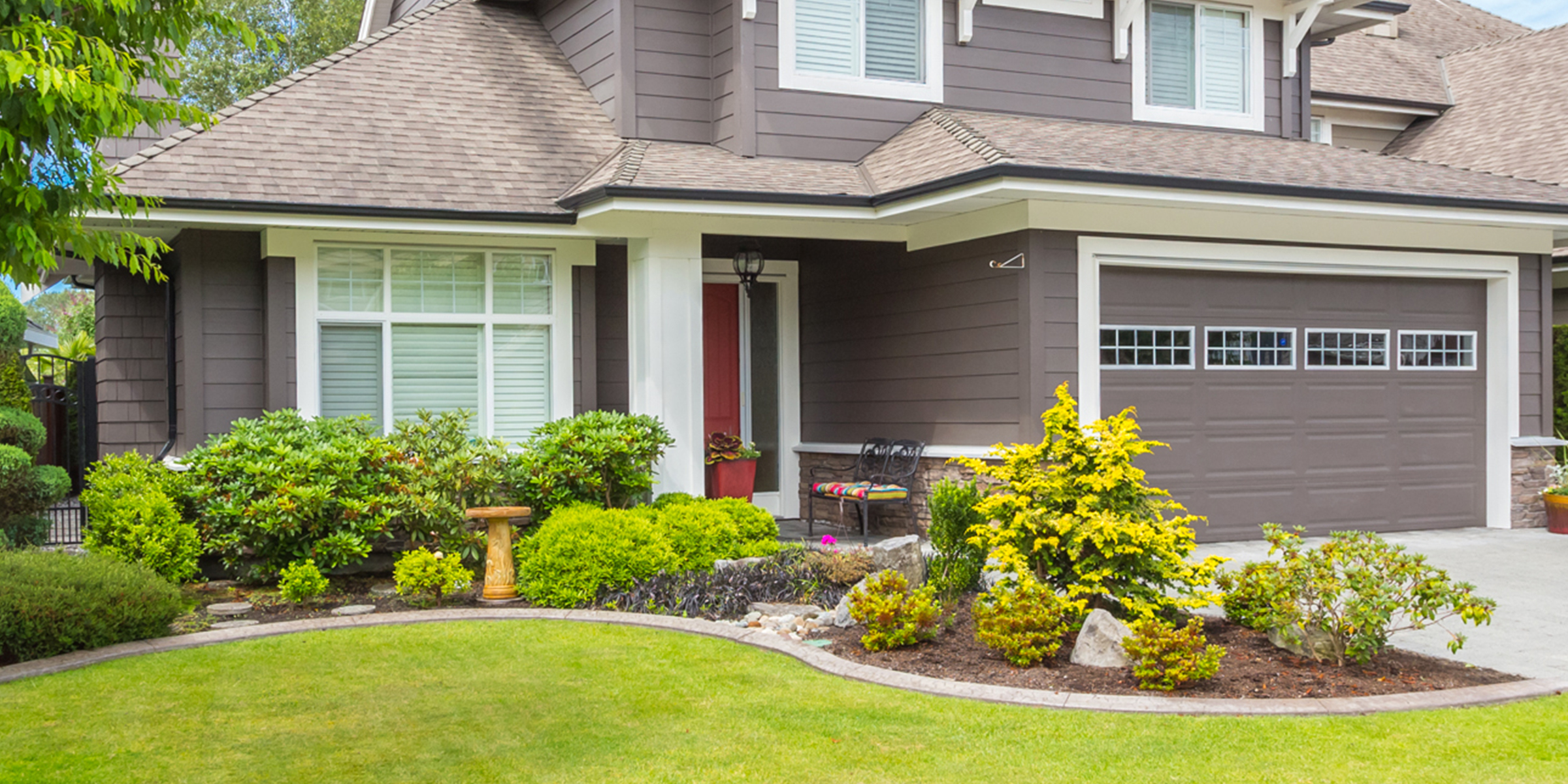 Ein Haus mit einem schön angelegten Garten | Quelle: Shutterstock