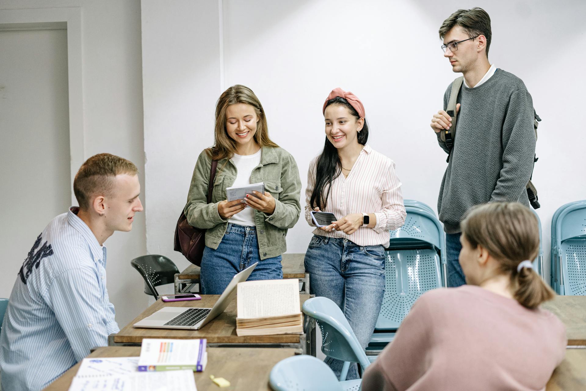 Schüler hängen zusammen ab | Quelle: Pexels