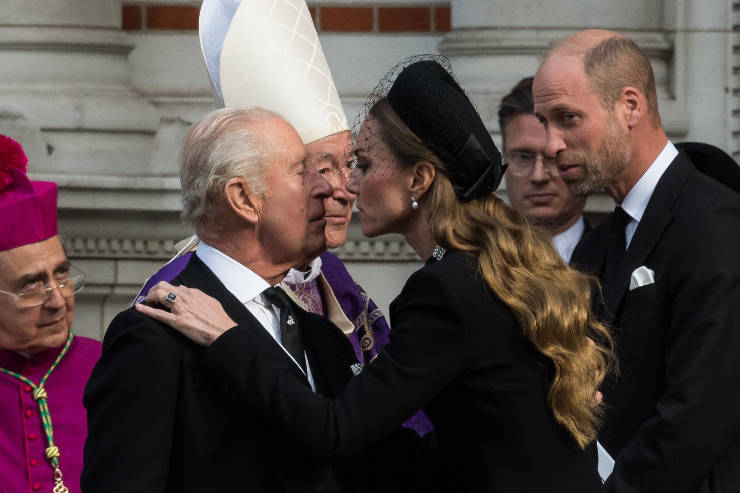 Catherine, Prinzessin von Wales, küsst König Charles III., während sie der Requiem-Messe für Katharine, Herzogin von Kent, in der Westminster Cathedral am 16. September 2025 in London, England, beiwohnen. | Quelle: Getty Images
