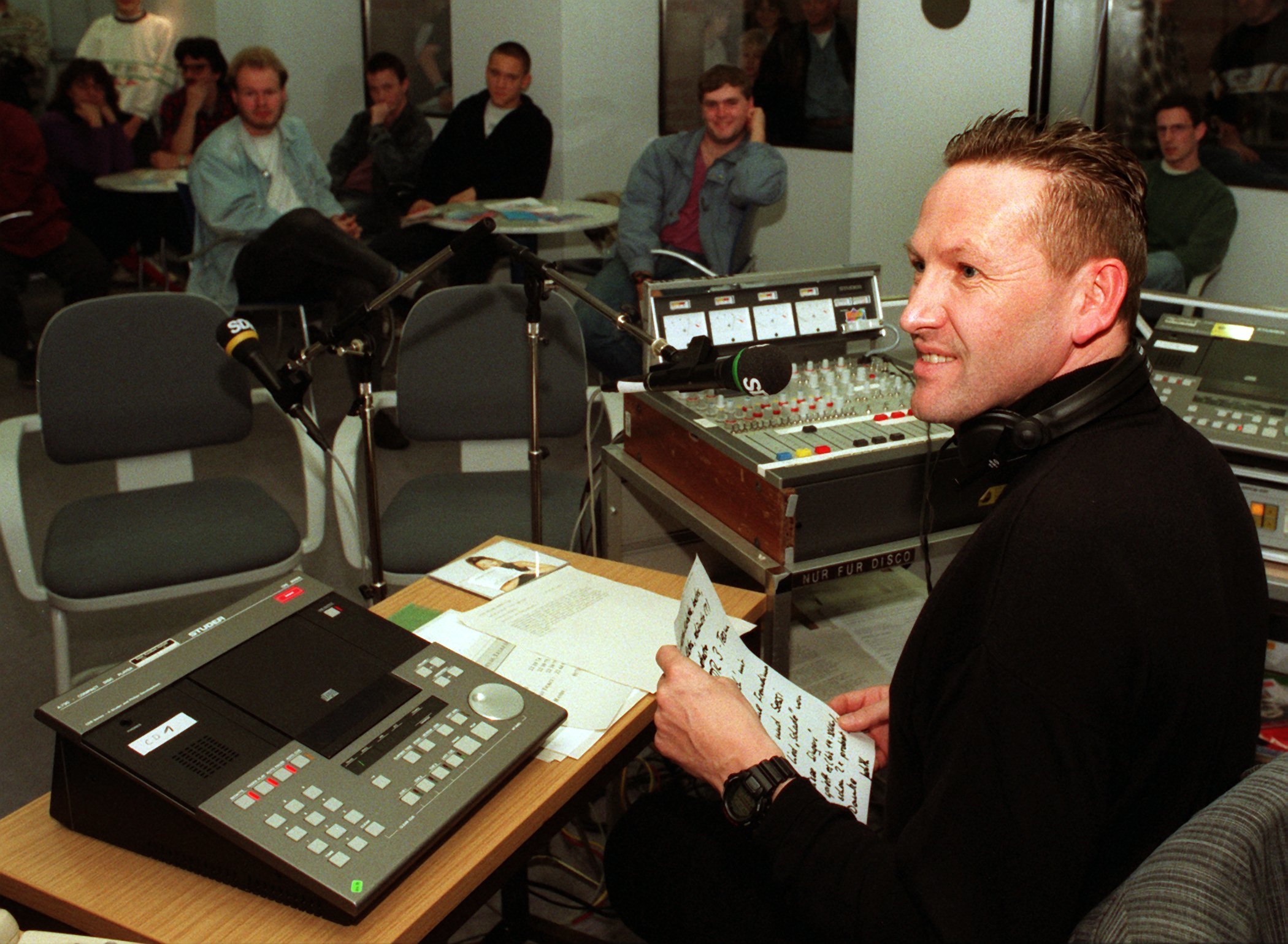 Matthias Holtmann am 3. Oktober 1995 im SDR-3-Studio im Stuttgarter Hauptbahnhof | Quelle: Getty Images