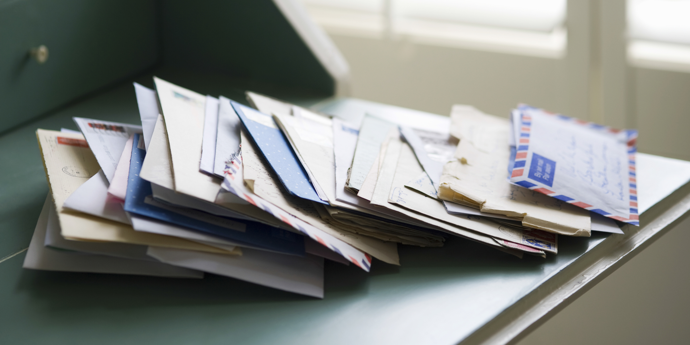 Ein Stapel von Briefen | Quelle: Shutterstock