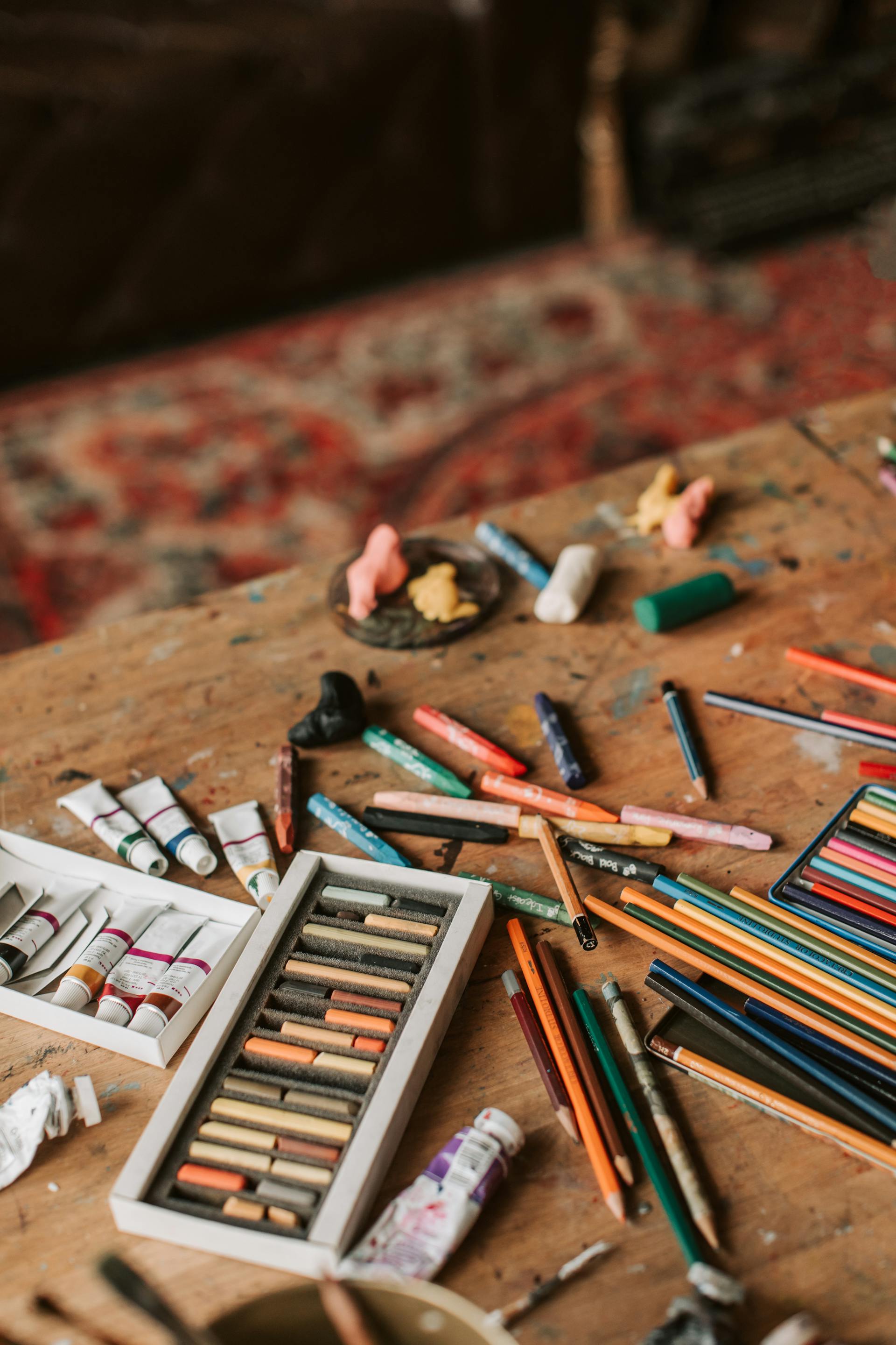 Kunstzubehör auf einem Schreibtisch | Quelle: Pexels