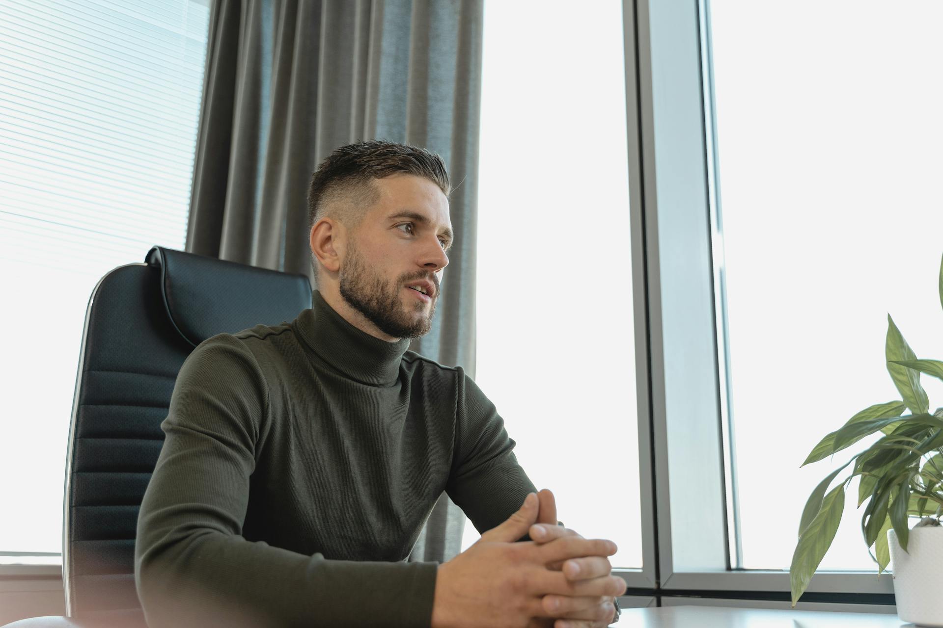 Ein Mann in seinem Büro | Quelle: Pexels