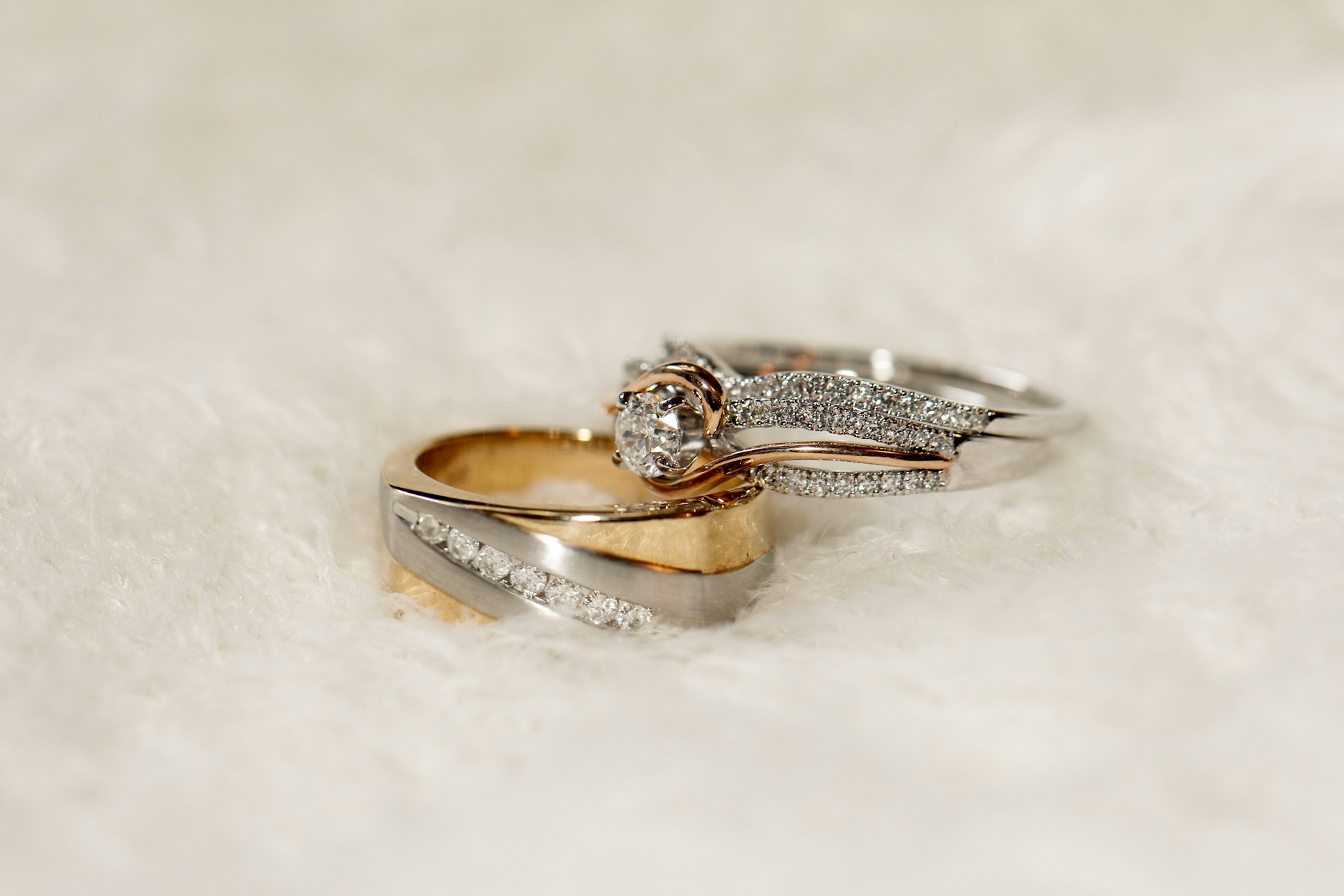 Zwei Diamantringe | Quelle: Unsplash