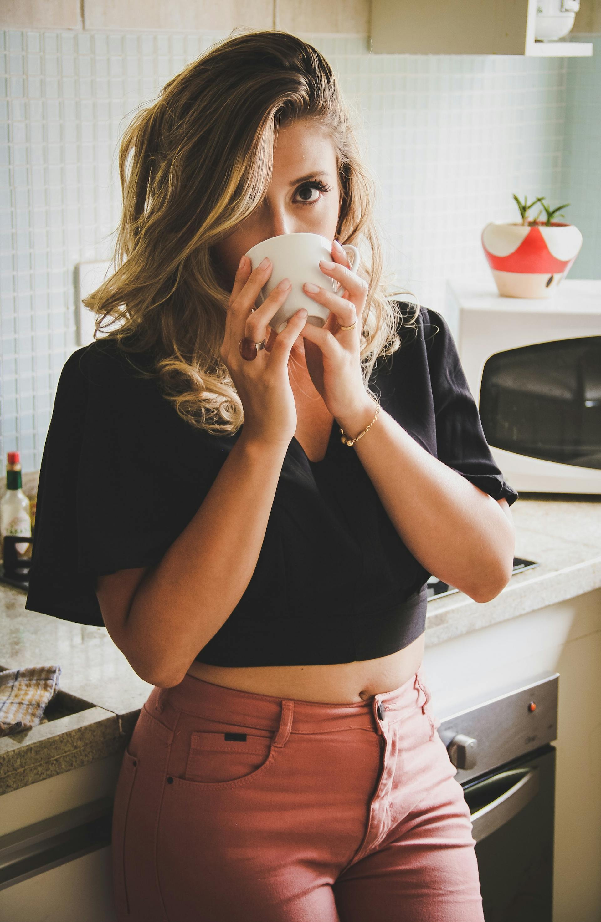Eine Frau trinkt Kaffee in einer Küche | Quelle: Pexels