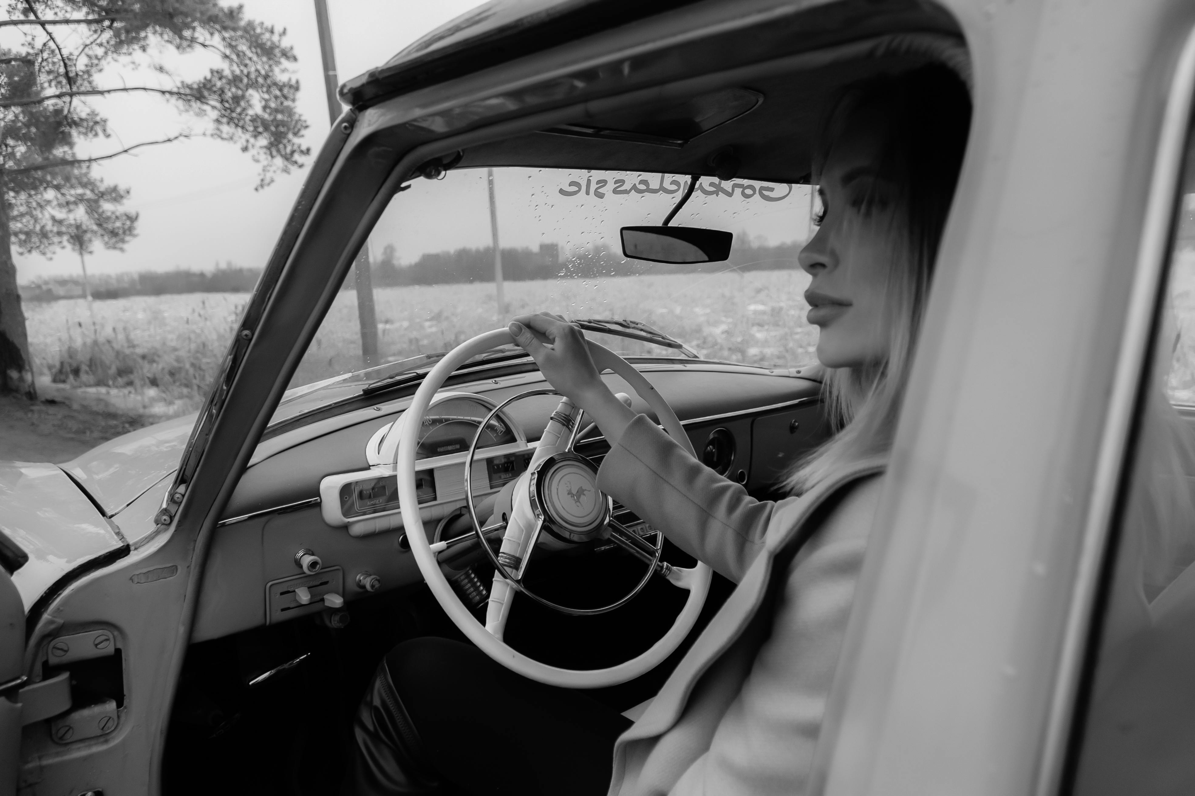 Eine Frau, die wegfahren will | Quelle: Pexels