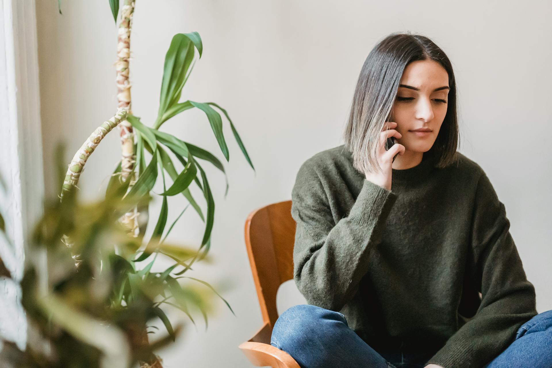 Eine Frau, die mit ihrem Handy telefoniert | Quelle: Pexels
