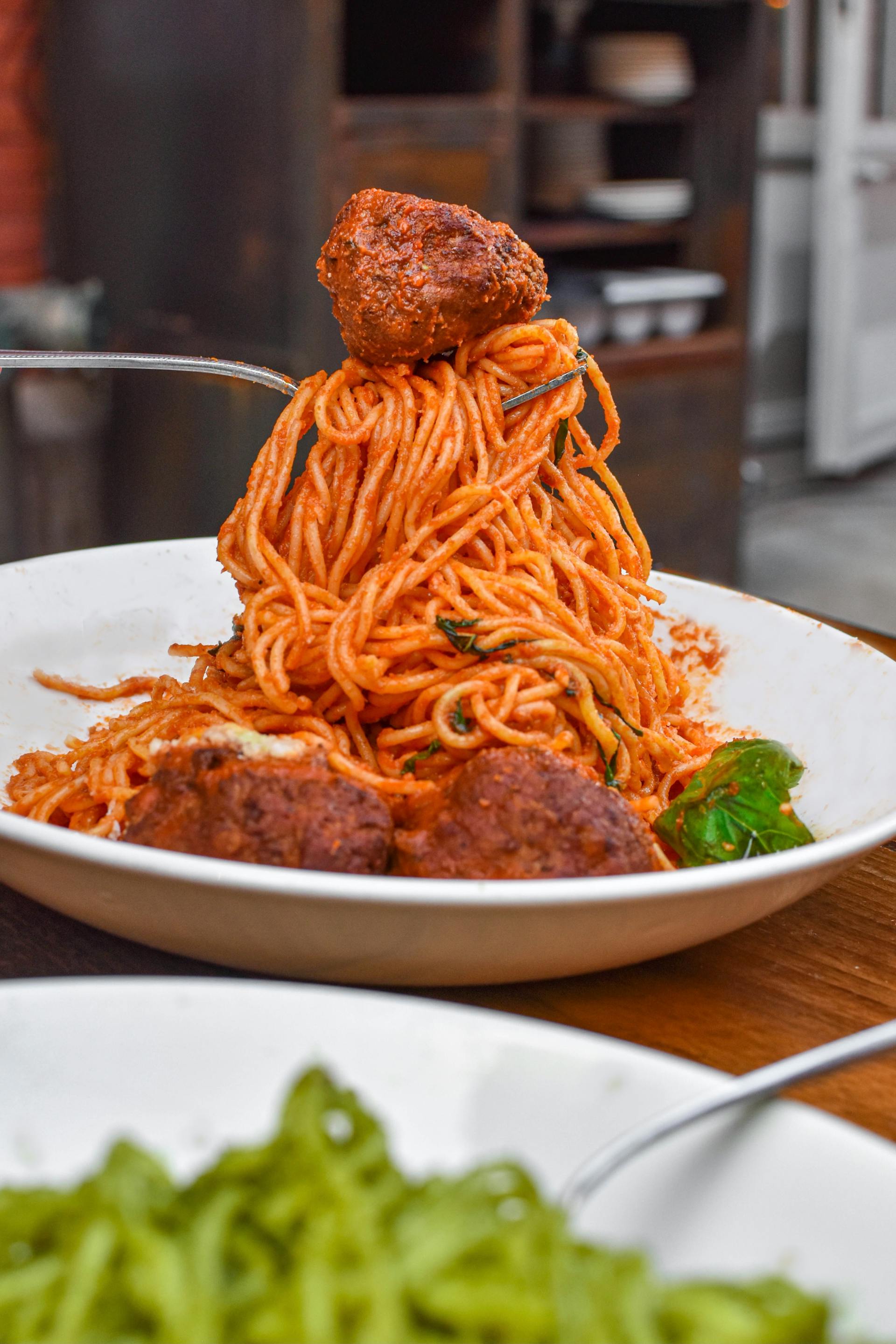 Spaghetti mit Fleischbällchen auf einem Teller serviert | Quelle: Pexels