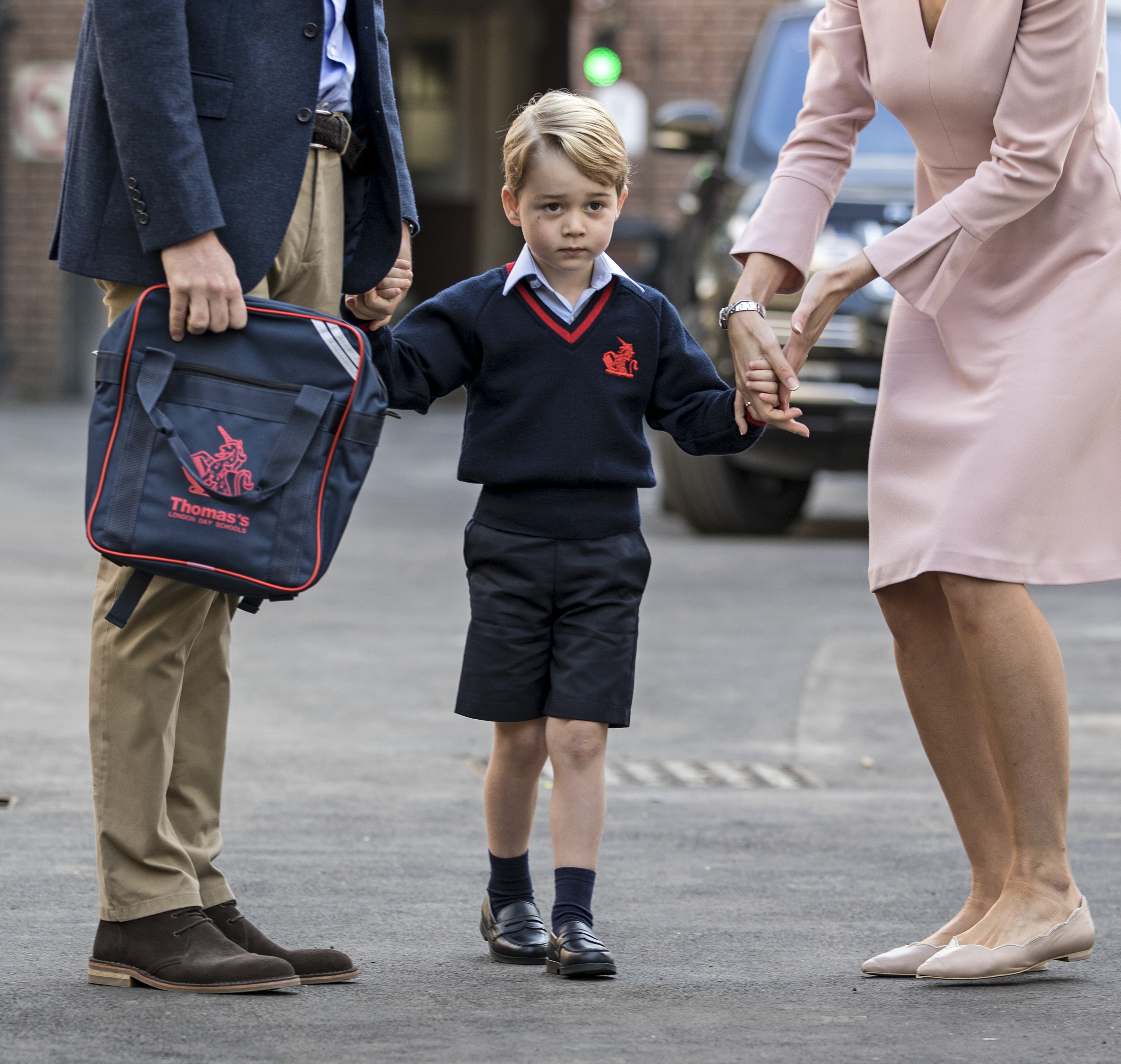 Einen direkteren Vorgeschmack auf Georges Meilenstein in Eton gab es am 7. September, als der Vierjährige zu seinem ersten Tag an der Thomas’s Battersea ankam. Neun Jahre später sollte ein weiterer erster Schultag zeigen, wie sehr er sich verändert hatte.