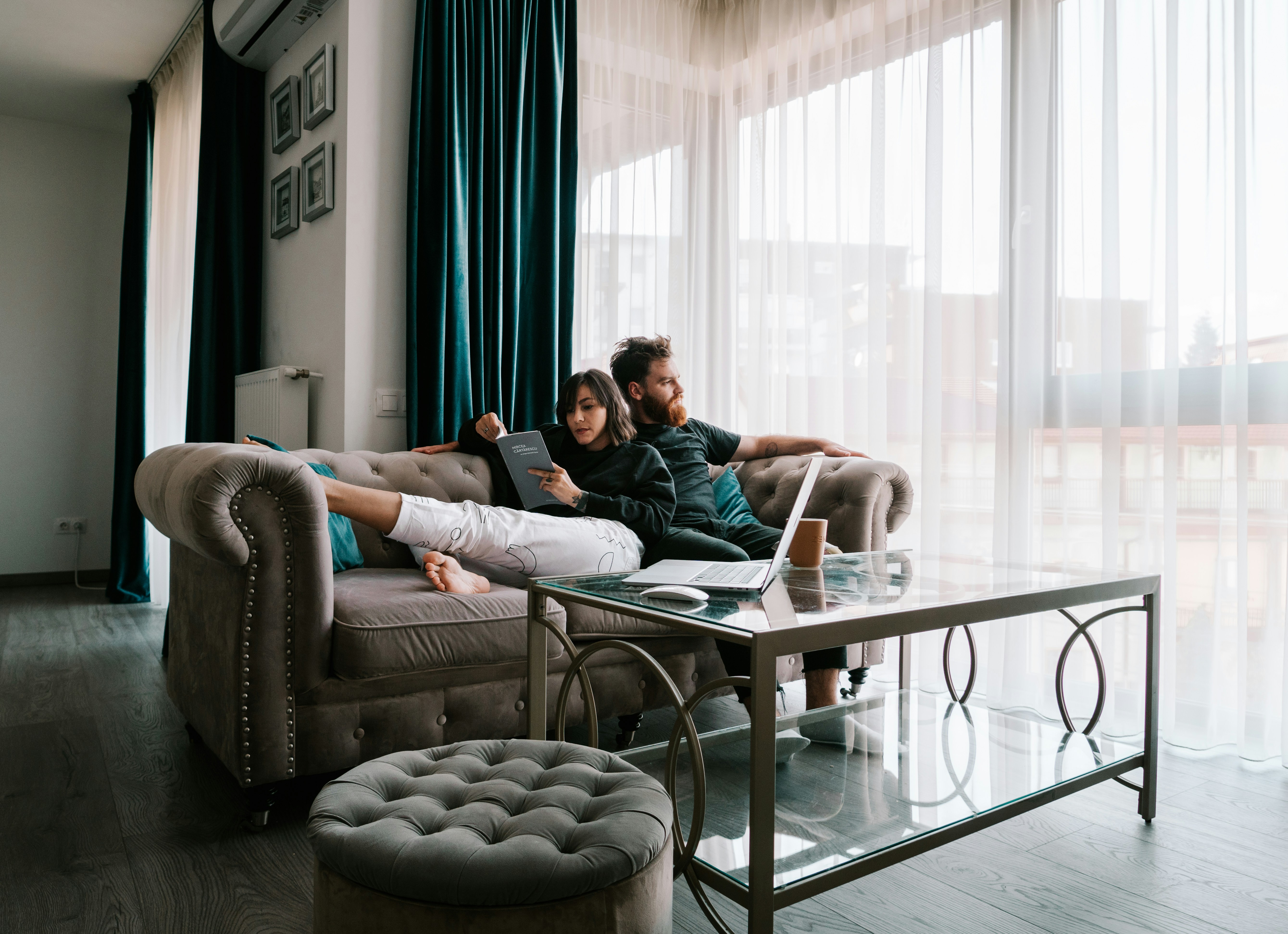 Ein Paar sitzt in einem Wohnzimmer | Quelle: Unsplash