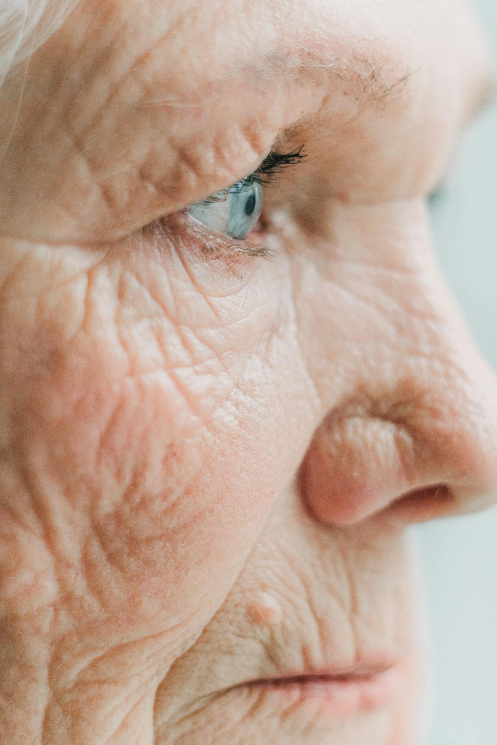 Nahaufnahme einer traurigen älteren Frau | Quelle: Pexels