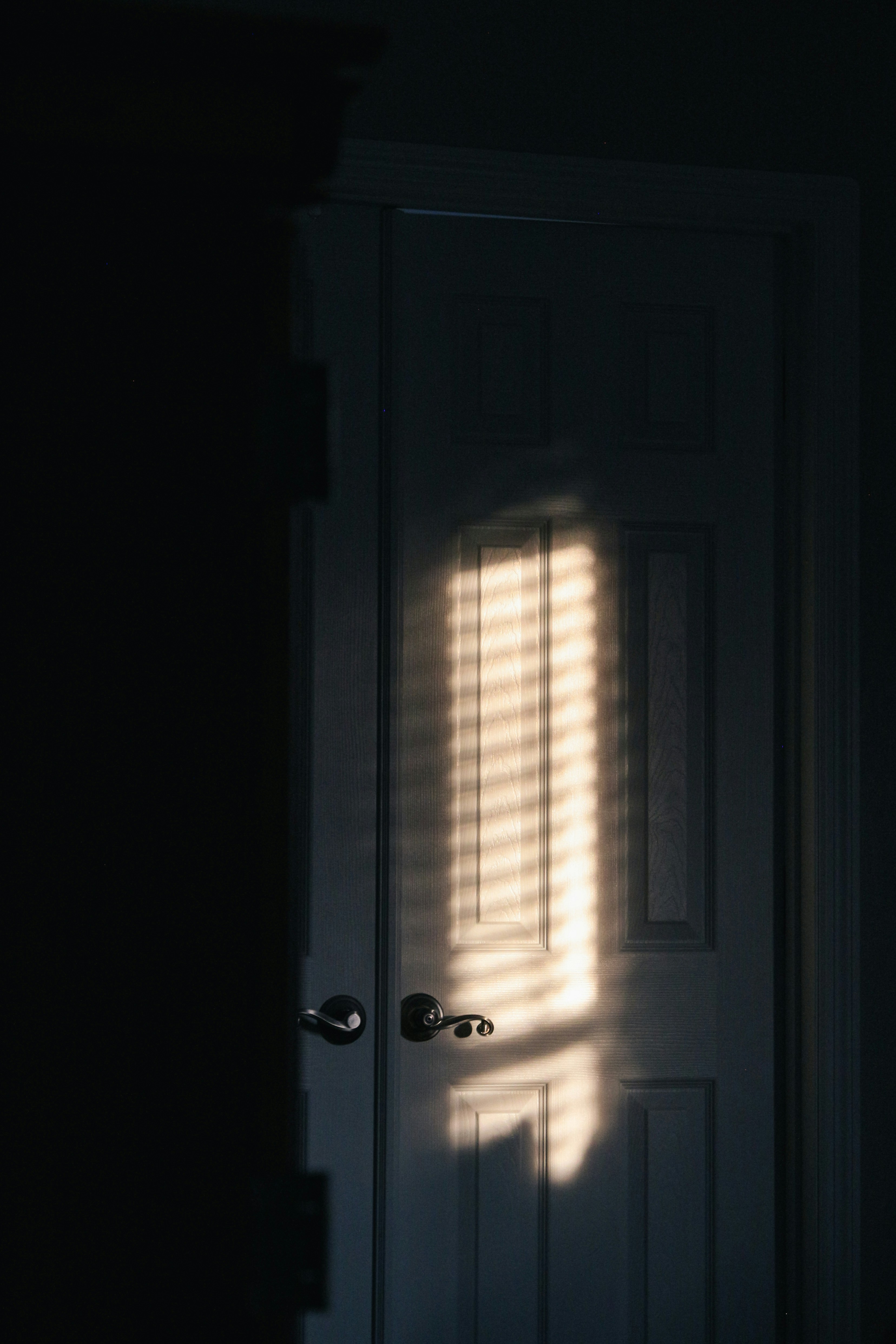 Eine geschlossene Schlafzimmertür | Quelle: Unsplash