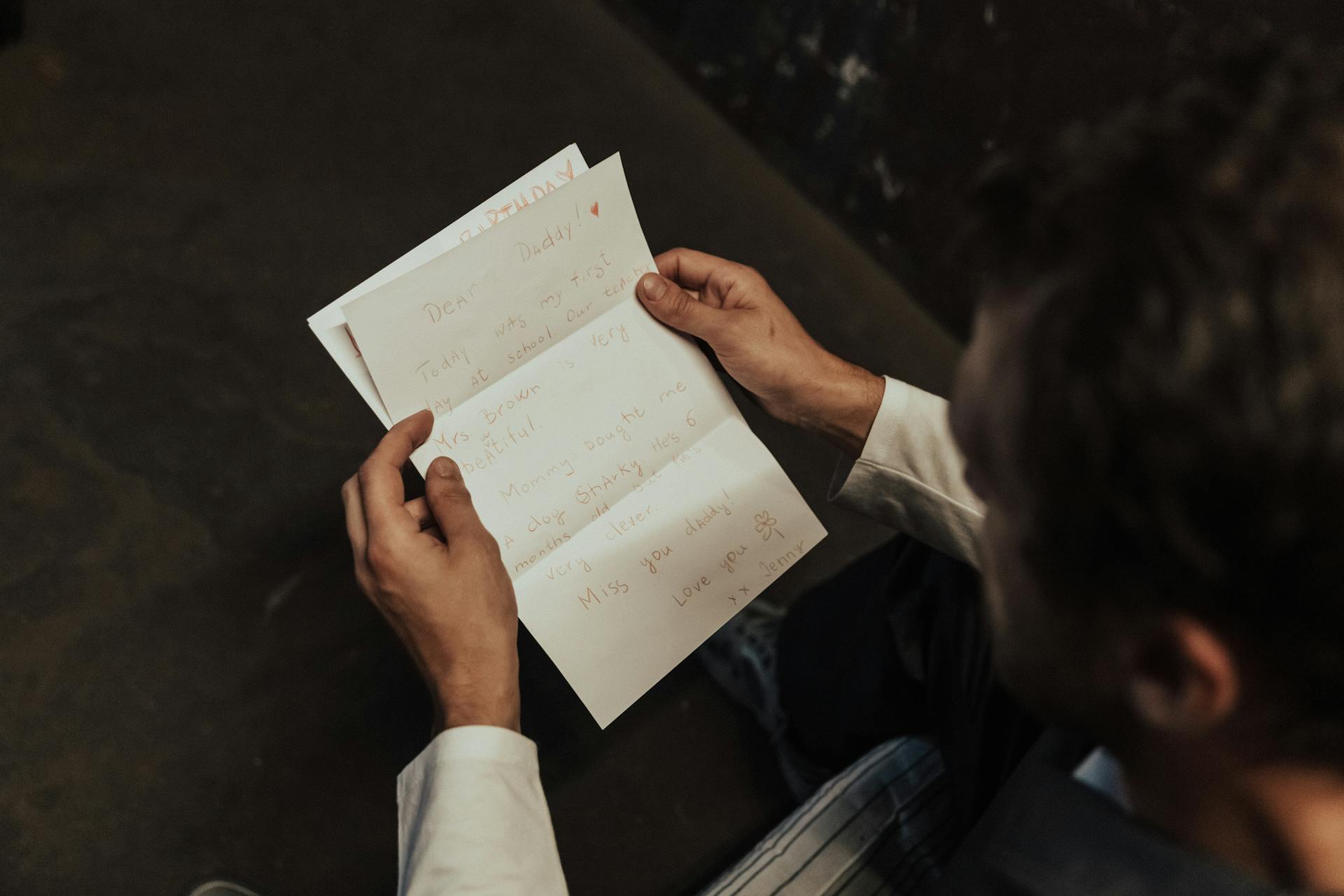 Ein Mann liest einen Brief | Quelle: Pexels