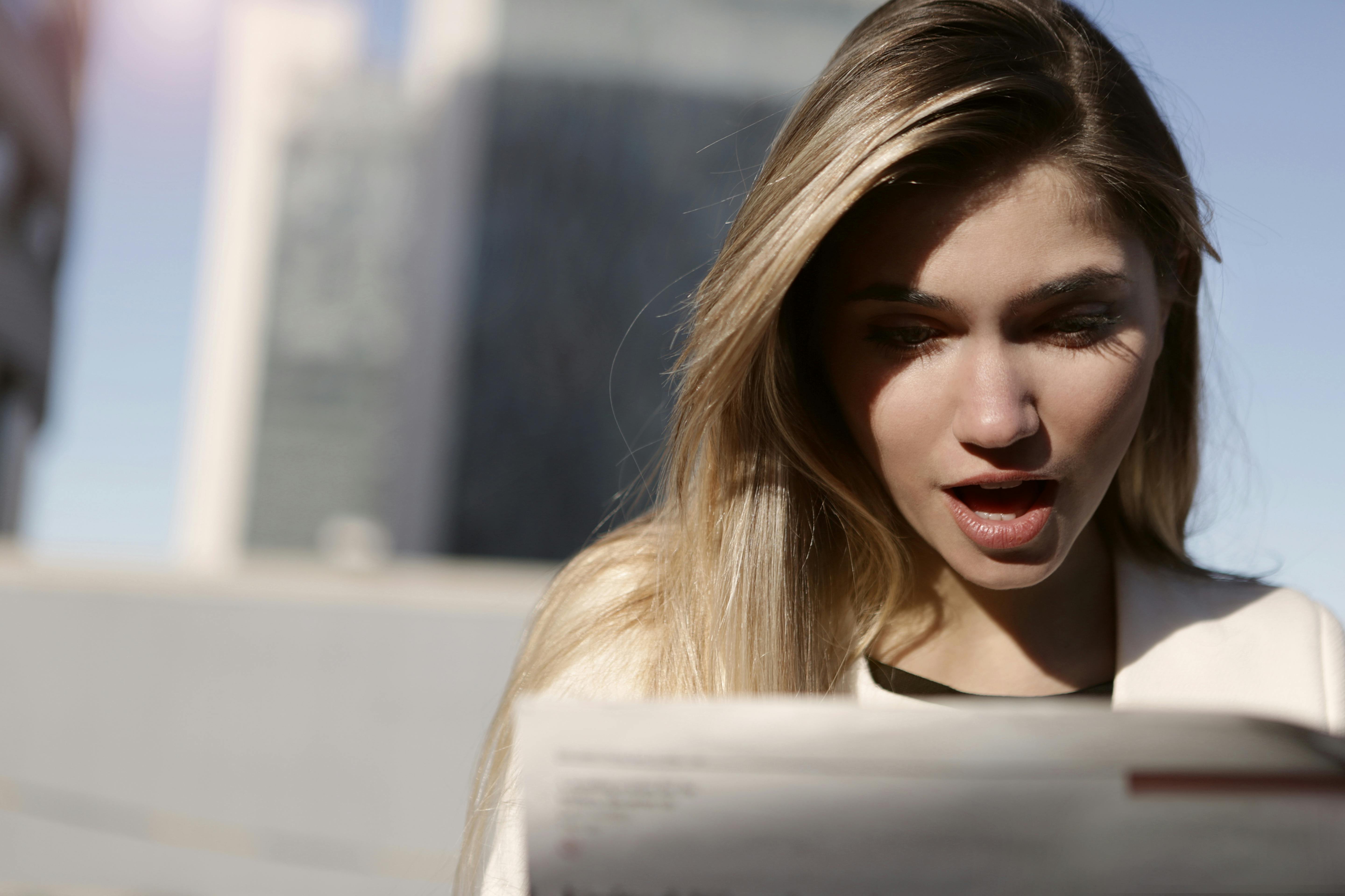 Eine schockierte Frau, die etwas liest | Quelle: Pexels