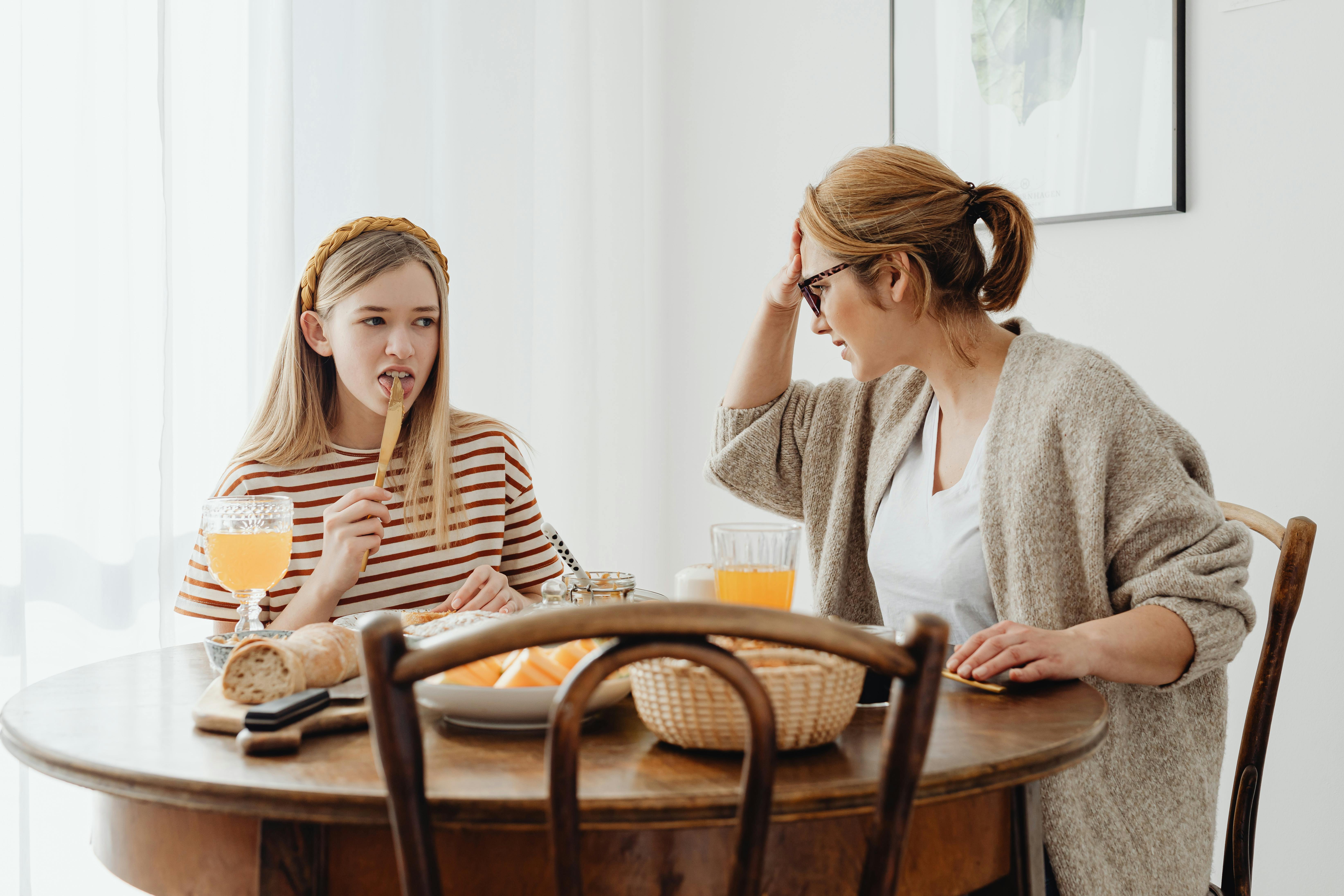 Ein verärgertes junges Mädchen mit ihrer Mutter | Quelle: Pexels