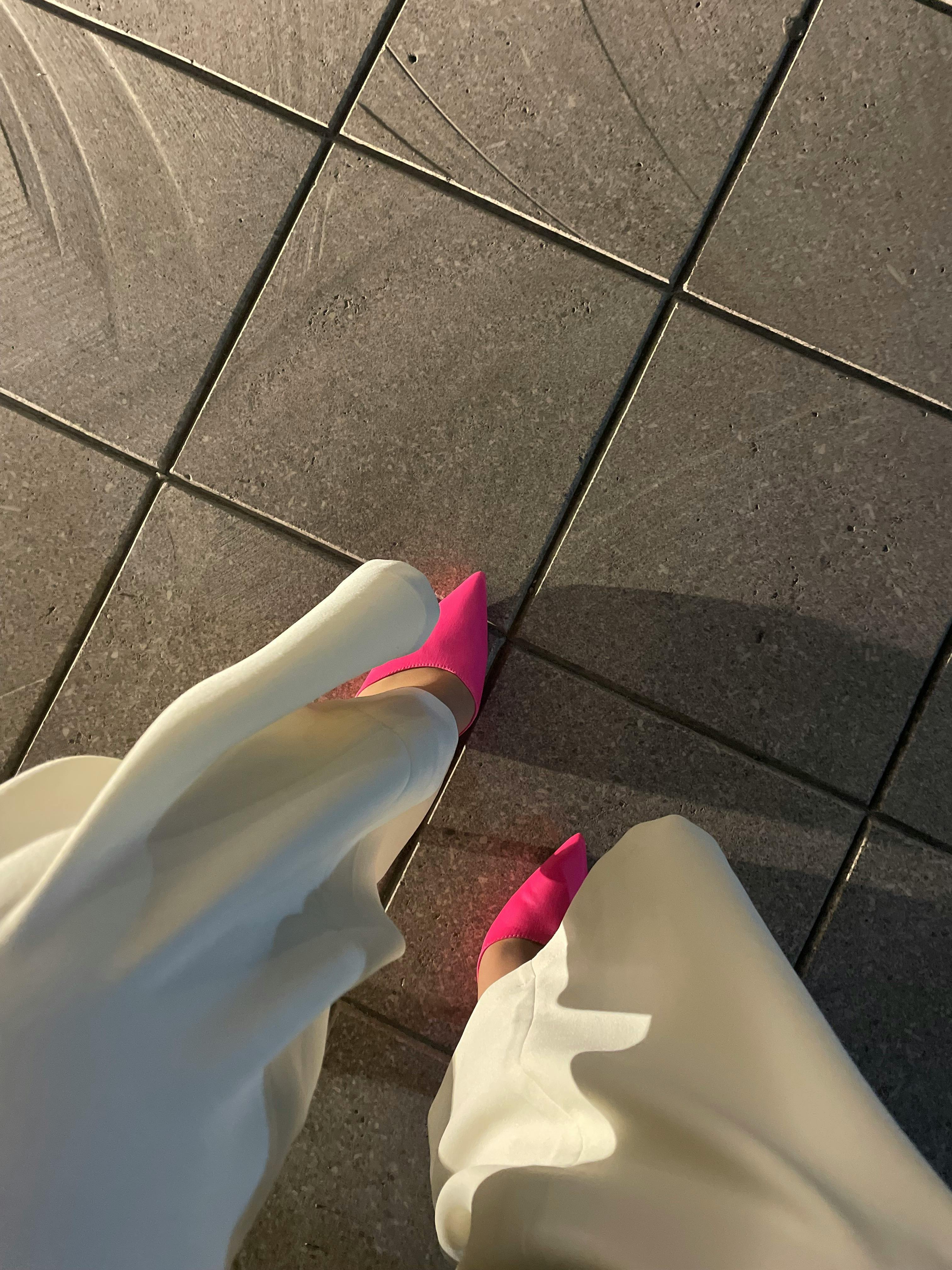 Weiße Hose und rosa Schuhe einer Frau | Quelle: Pexels