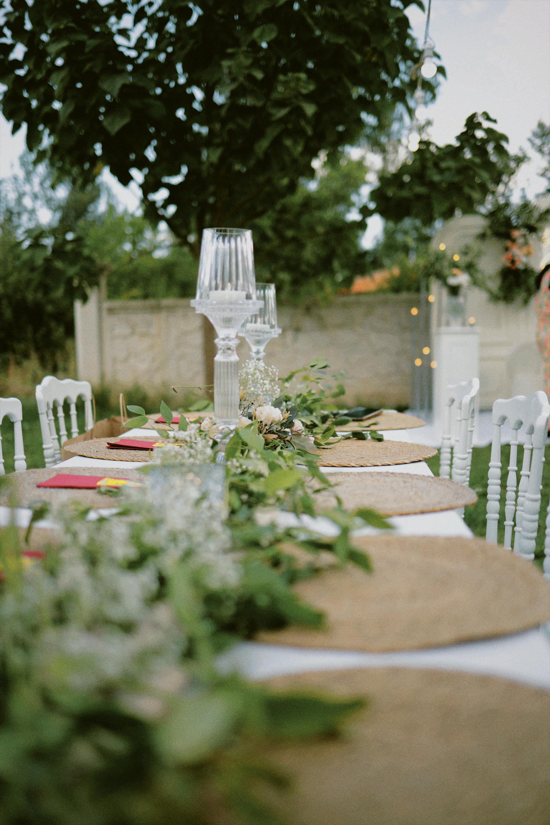 Ein Tisch bei einer Hochzeit im Freien | Quelle: Pexels