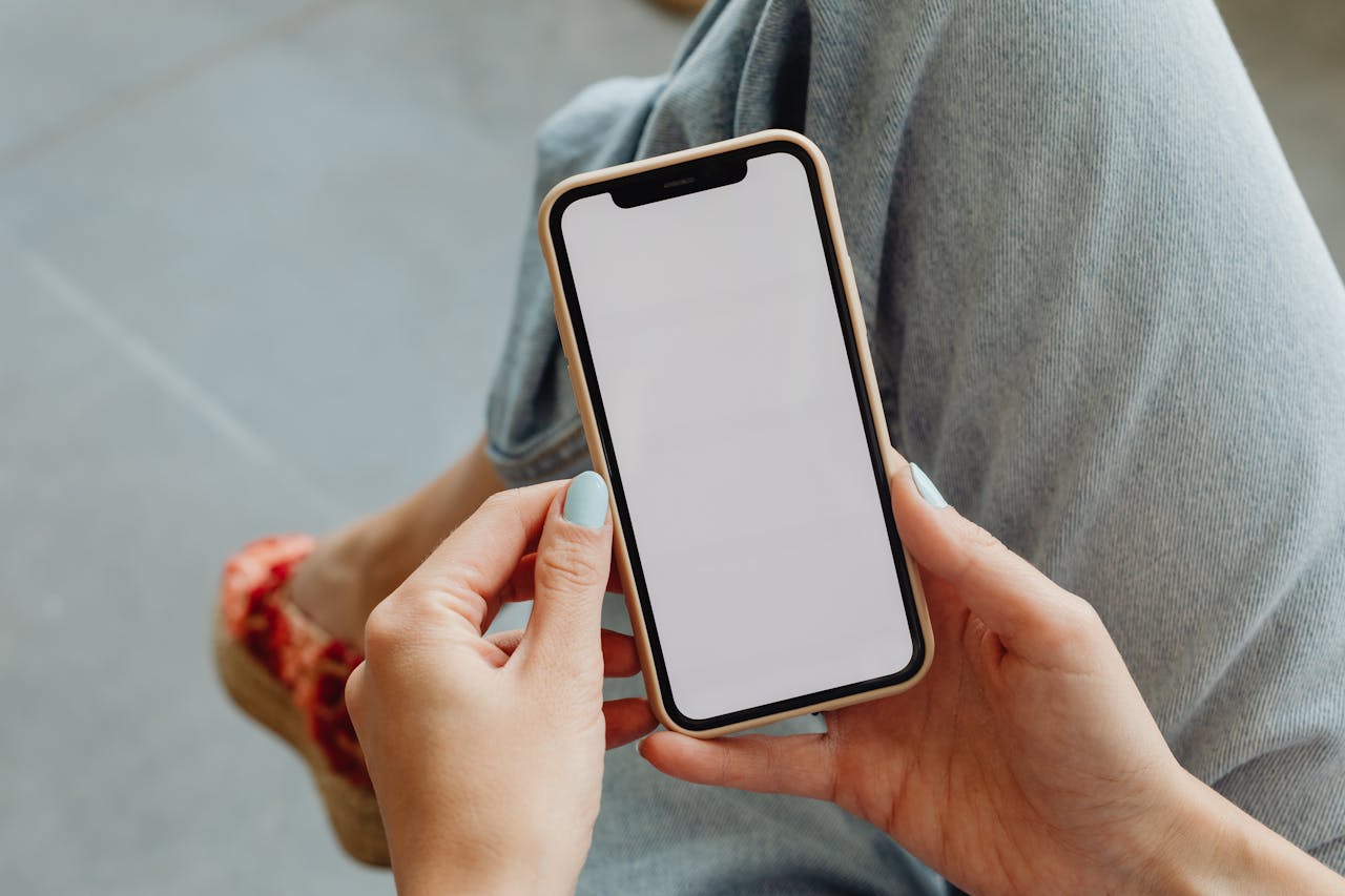 Eine Frau hält ihr Telefon | Quelle: Pexels