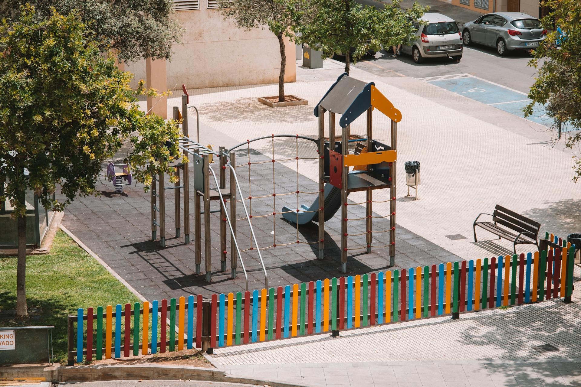 Ein Spielplatz in einer Stadt | Quelle: Pexels