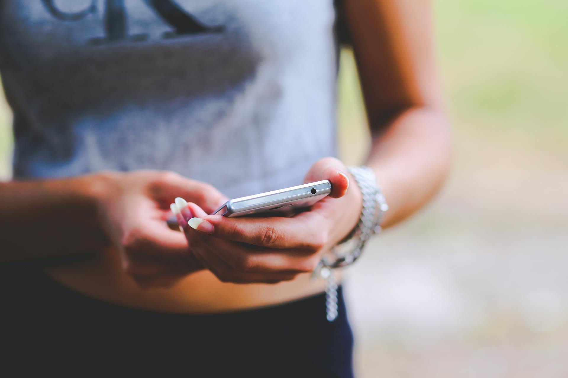 Eine Frau, die auf einem Handy tippt | Quelle: Pexels