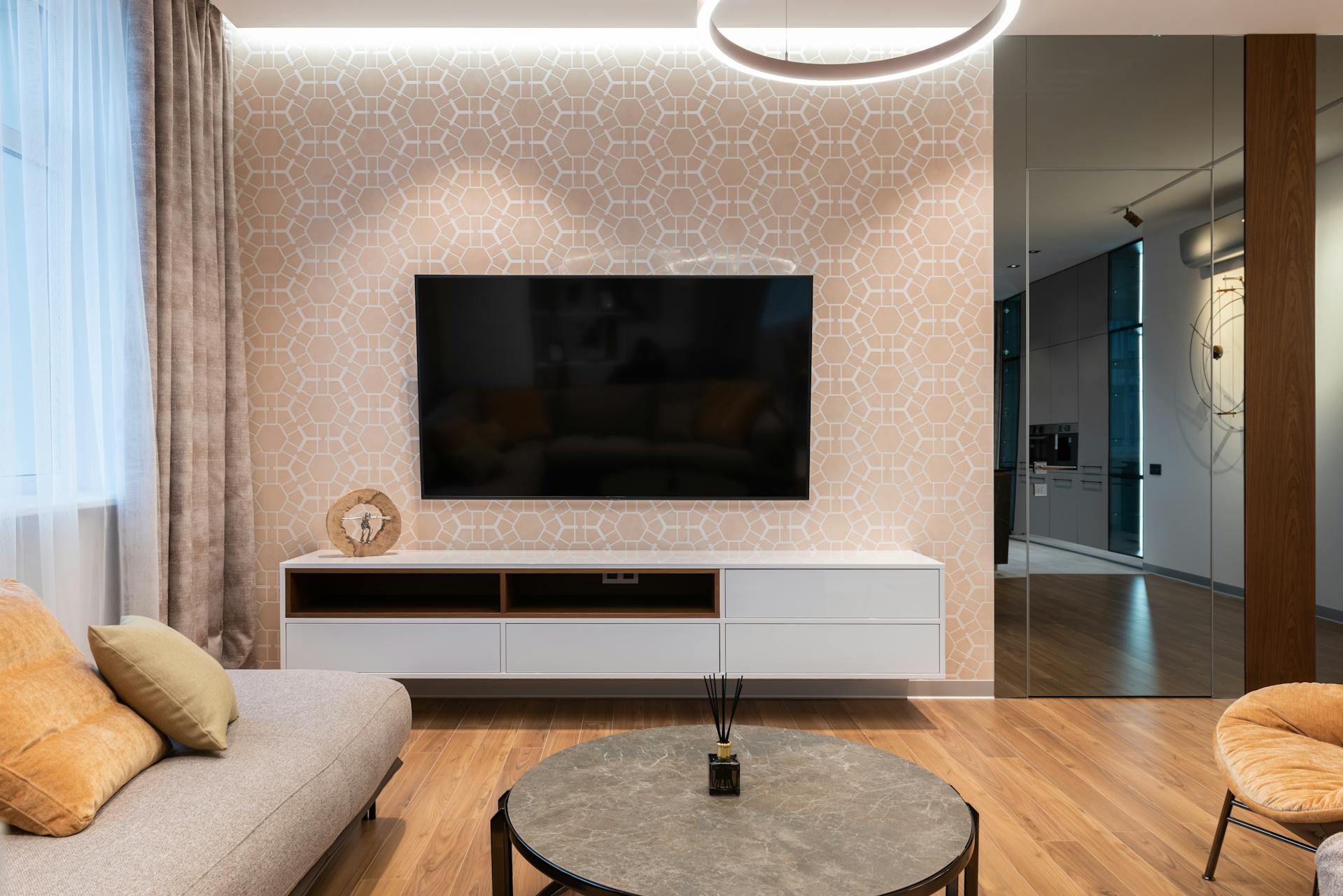Ein Fernseher in einem modernen Wohnzimmer | Quelle: Pexels
