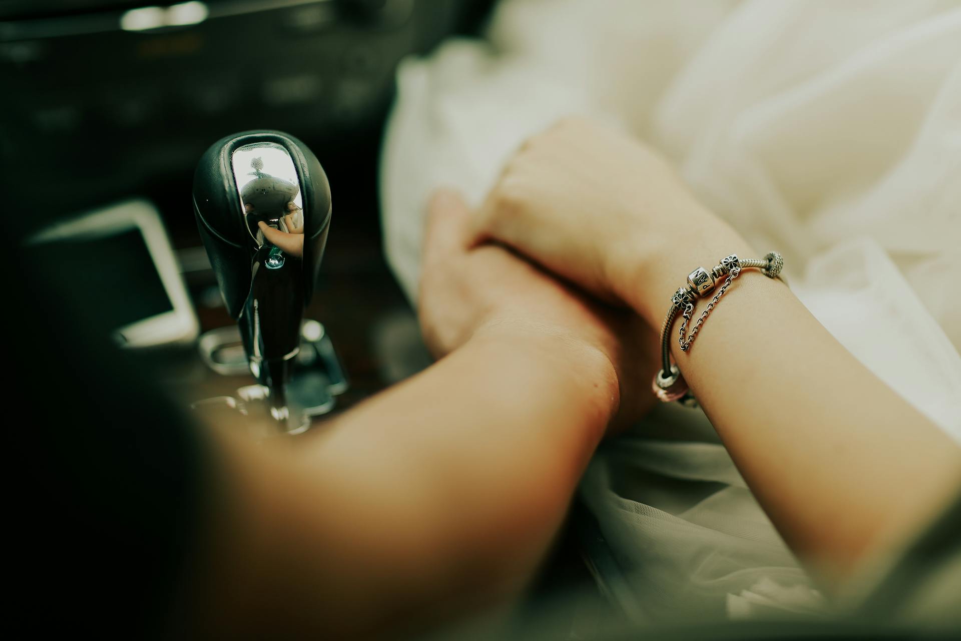 Ein händchenhaltendes Paar in seinem Auto | Quelle: Pexels