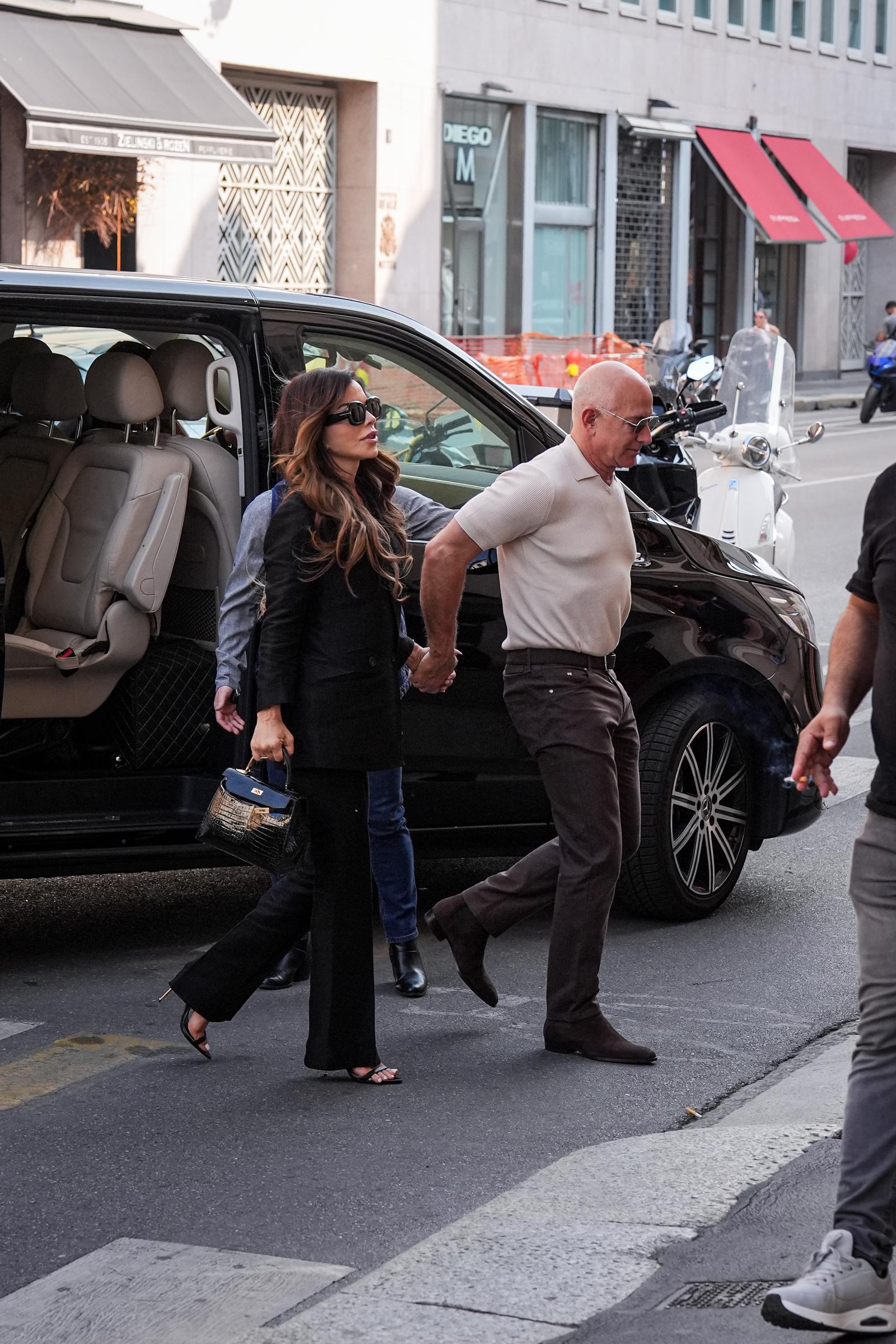 Jeff Bezos und Lauren Sanchez werden am 8. Juni 2025, wenige Tage vor ihrer Hochzeit, in der Dolce & Gabbana Martini Bar in Mailand gesichtet | Quelle: Getty Images