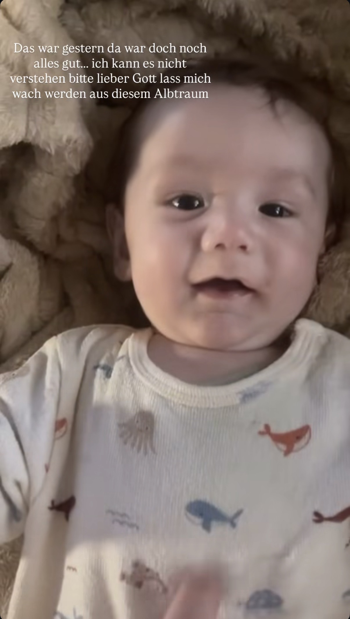 Screenshot aus der Story des Paares indem sie ihrem verstorbenen Sohn gedenken | Quelle: Instagram/akkaoriginal