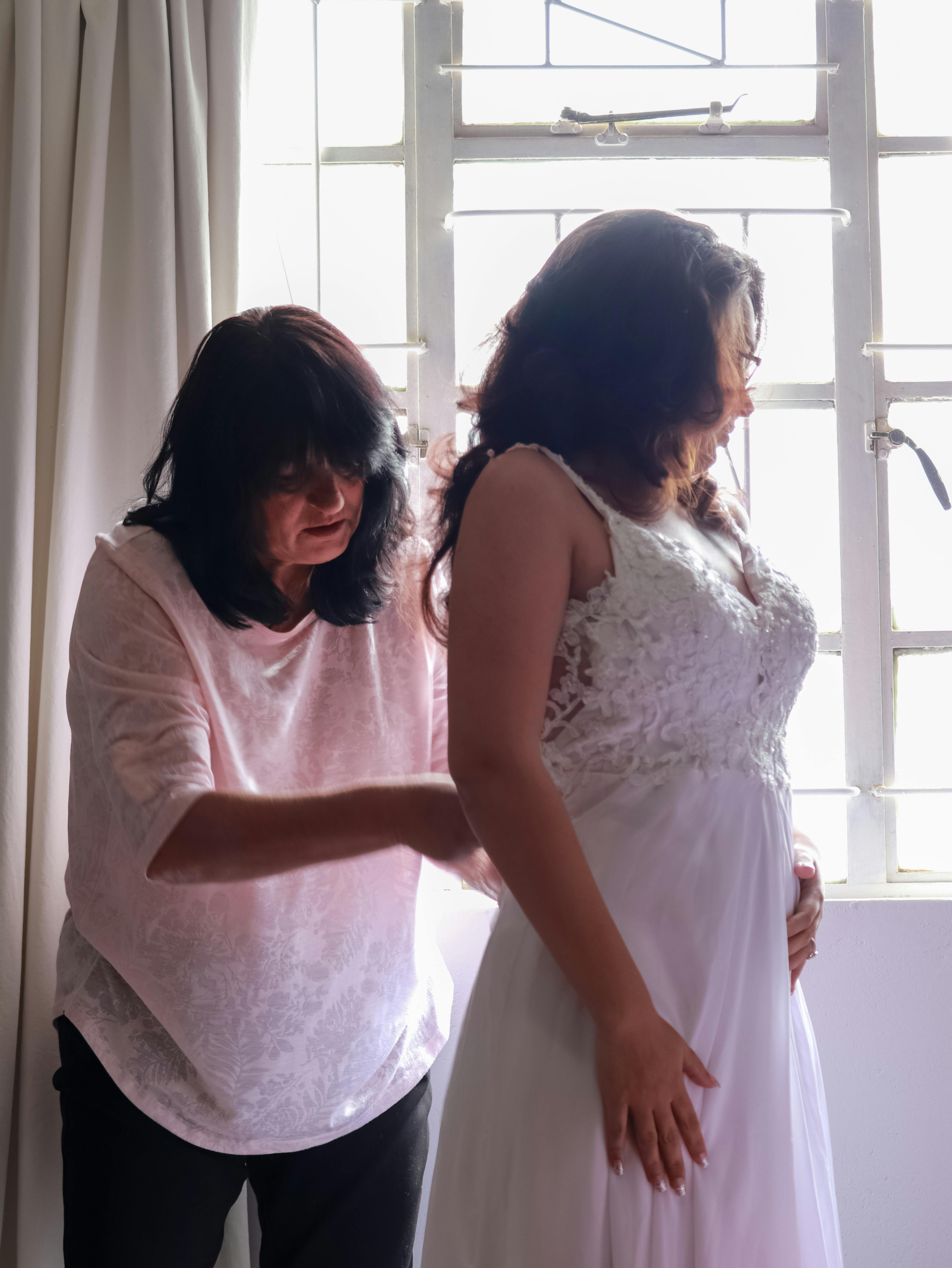 Eine Braut bei der Anprobe ihres Hochzeitskleides | Quelle: Pexels