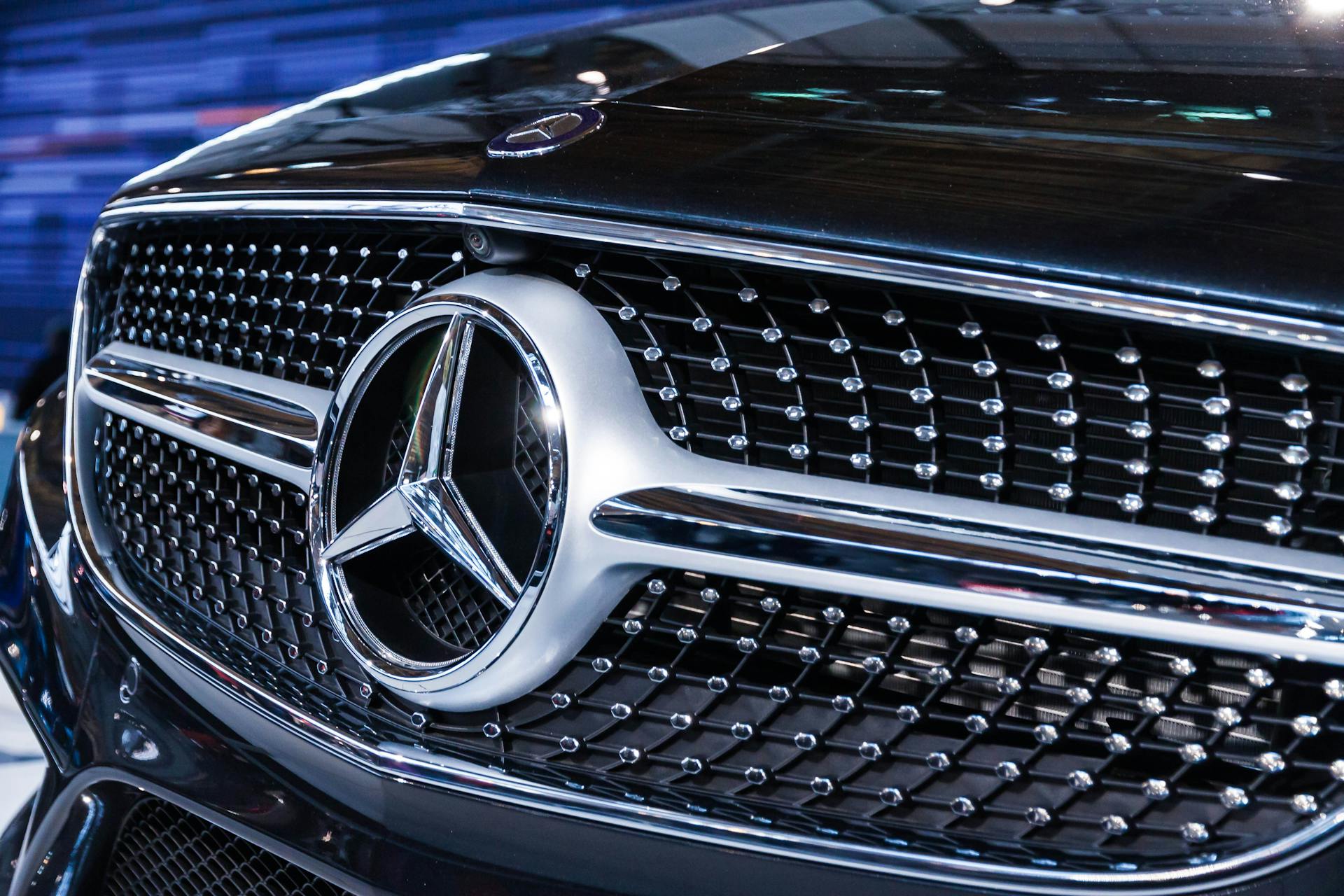 Ein Mercedes-Logo | Quelle: Pexels