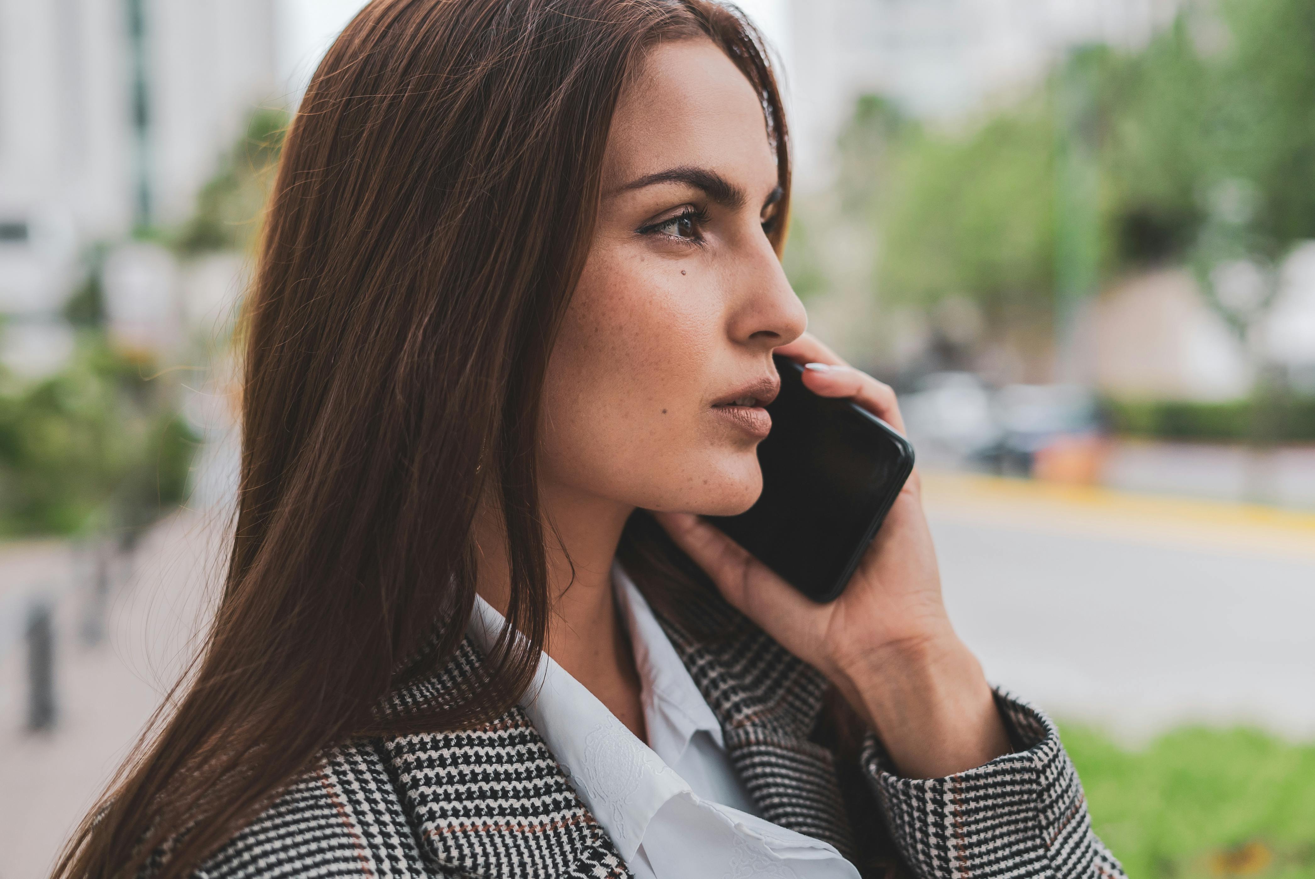 Frau bei einem Telefonat | Quelle: Pexels