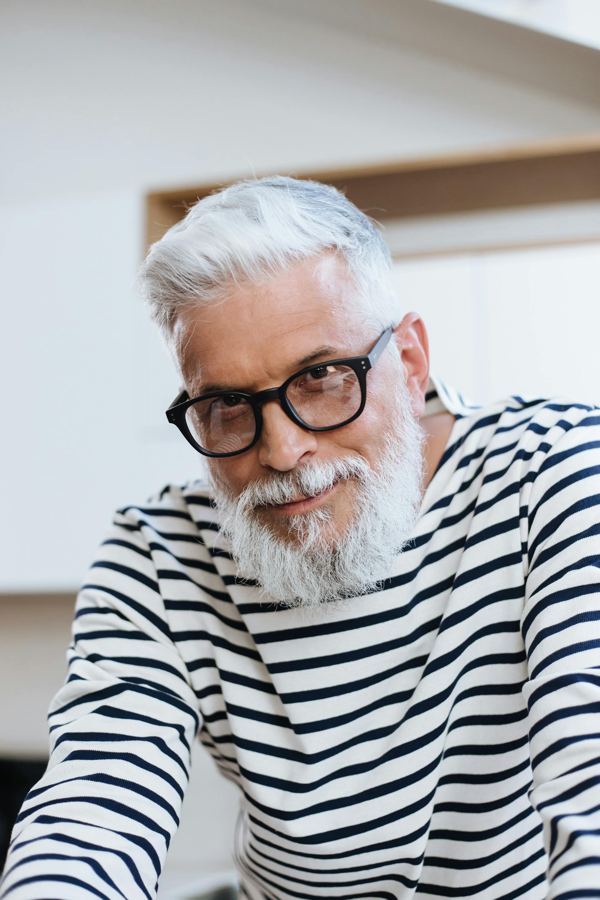 Ein älterer Mann lächelt | Quelle: Pexels