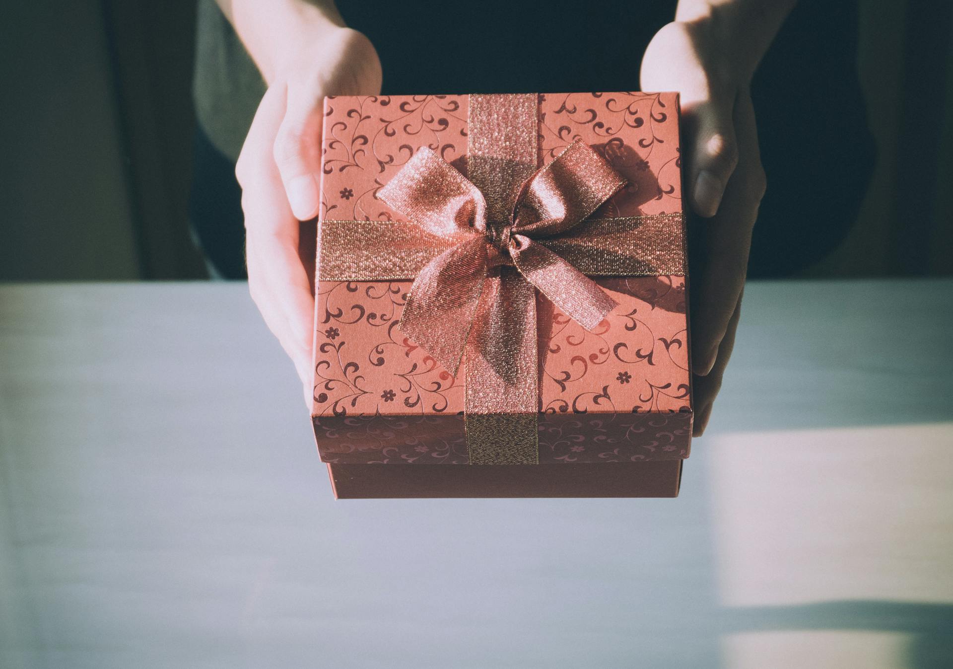 Eine Person, die ein Geschenk überreicht | Quelle: Pexels