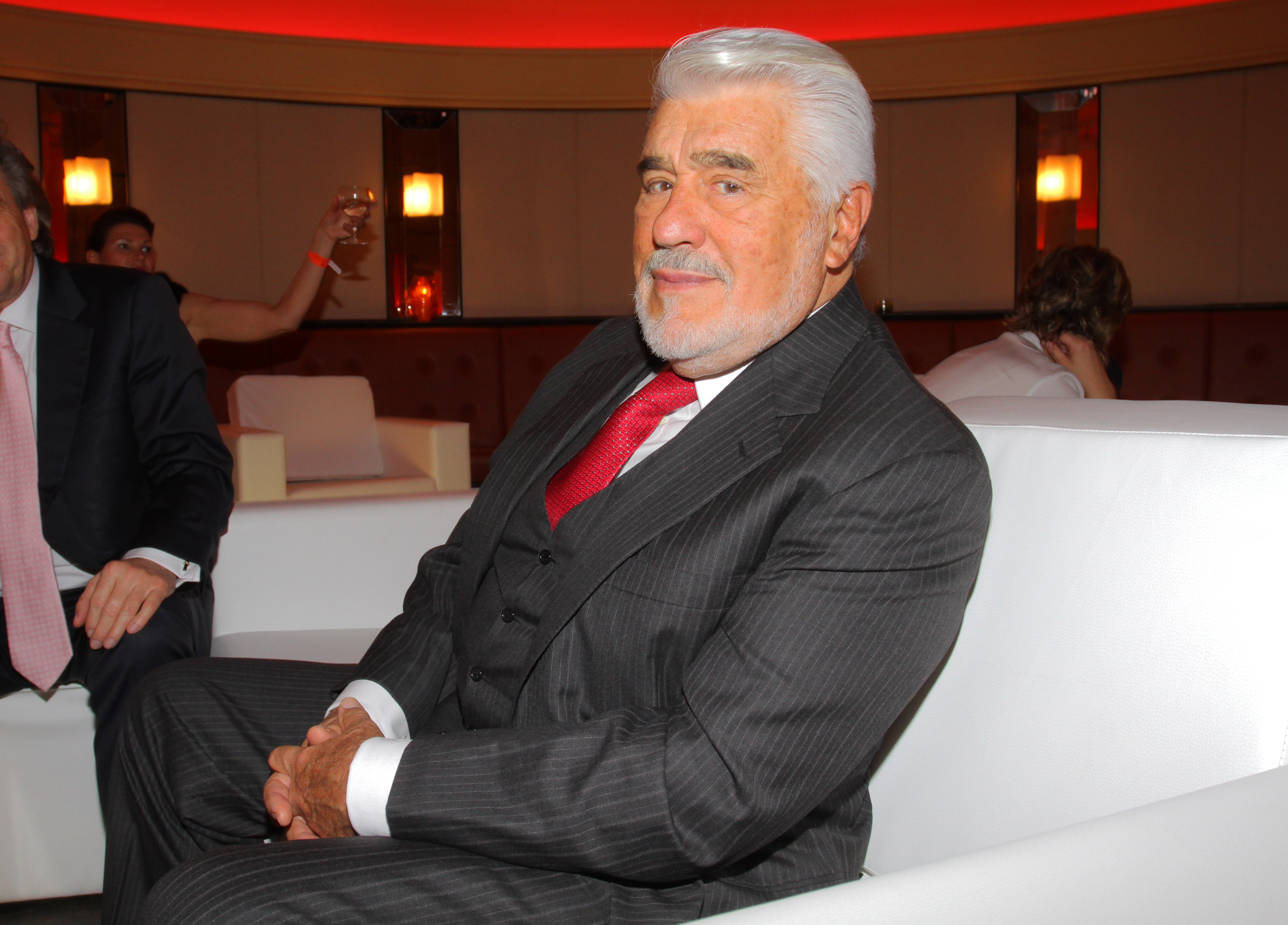 Der Schauspieler Mario Adorf nimmt am 7. März 2012 in Berlin an der Feier zum 100-jährigen Bestehen der Autovermietung Sixt im „Goya”-Club am Nollendorfplatz teil. | Quelle: Getty Images