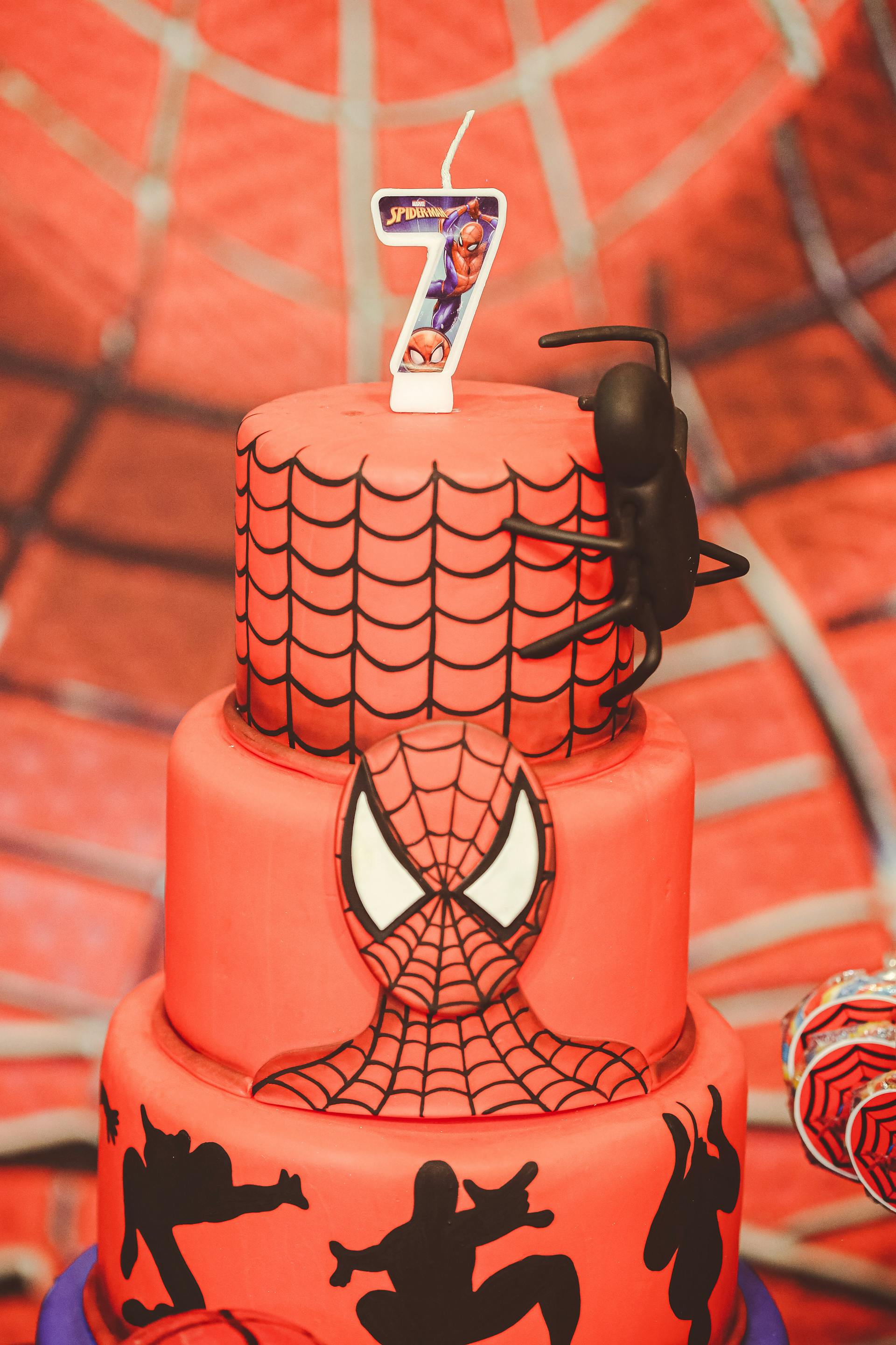 Eine Torte mit Spiderman-Motiven | Quelle: Pexels