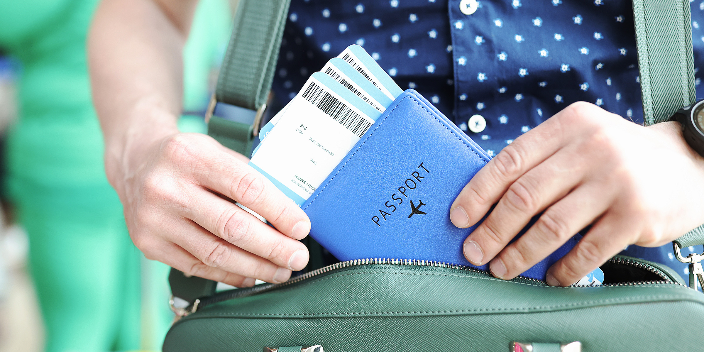 Eine Person mit Bordkarte und Reisepass | Quelle: Shutterstock