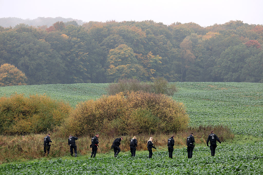 15. Oktober 2025, Mecklenburg Vorpommern, Klein Upahl: Polizeibeamte durchkämmen in einem weiten Umkreis den Ort, an dem am Vortag eine Kinderleiche gefunden wurde. Eine gerichtsmedizinische Untersuchung soll klären, ob es sich um den seit Freitag vermissten Fabian handelt. | Quelle: Getty Images