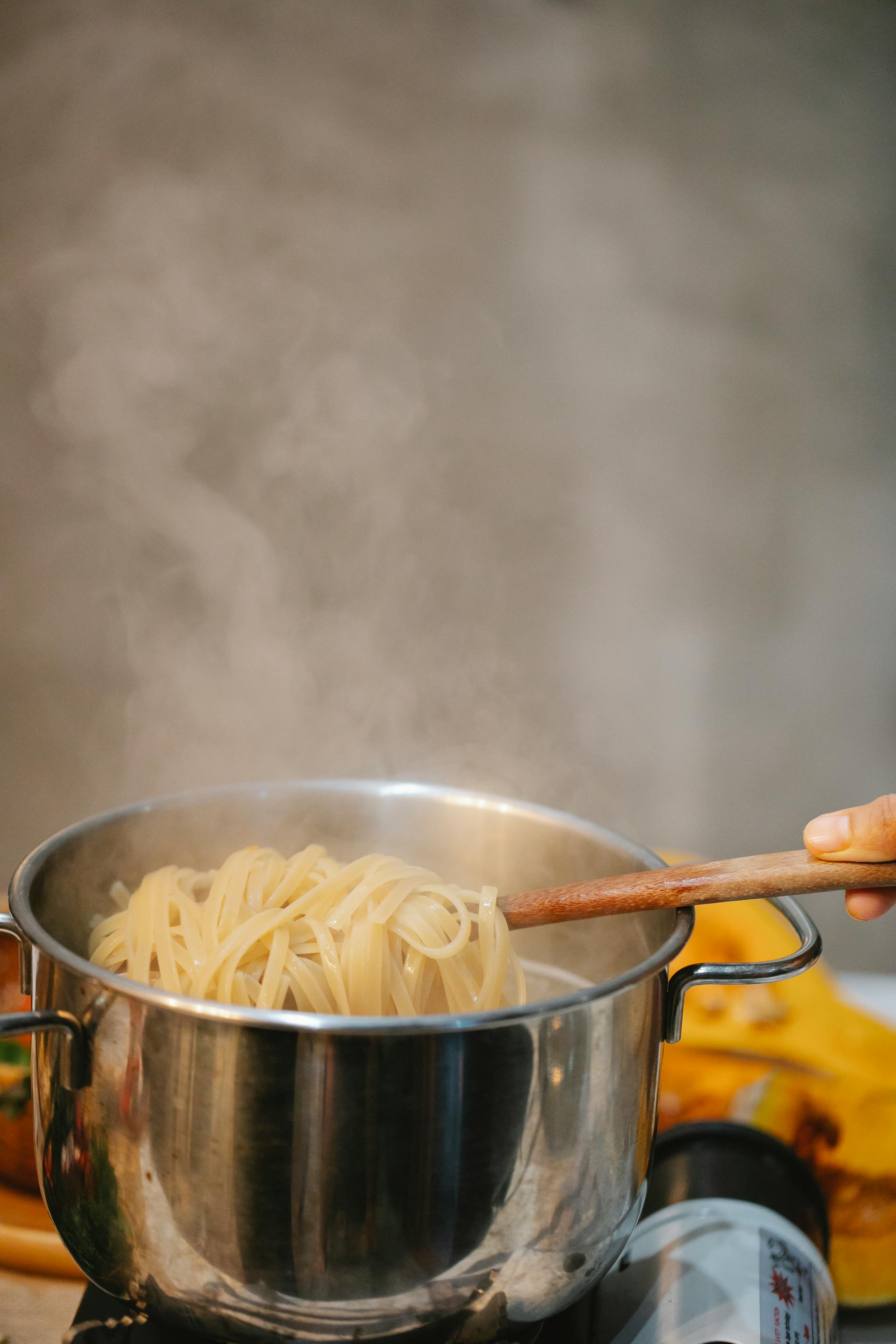 Eine Person, die Nudeln kocht | Quelle: Pexels