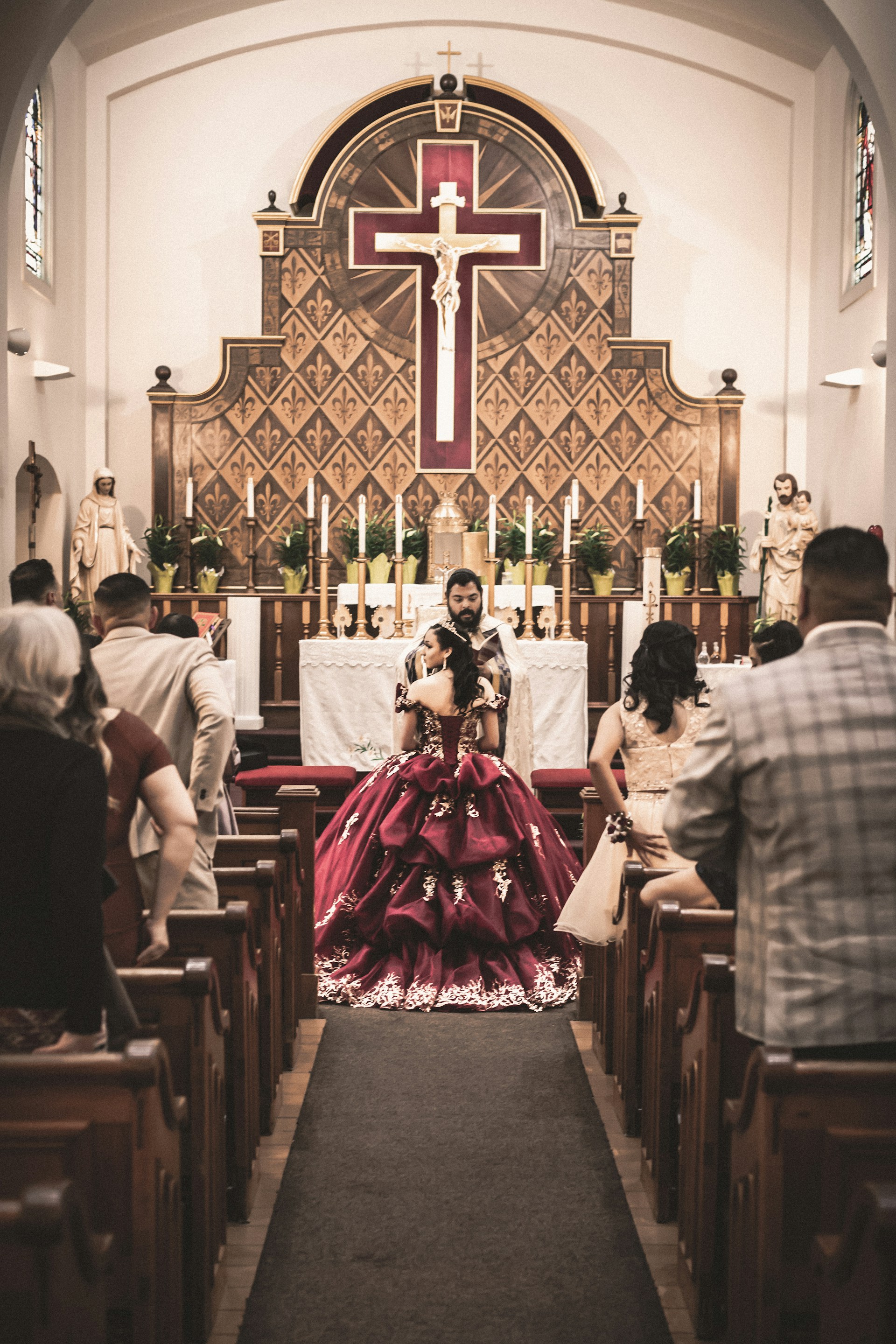 Eine Braut in einem rot-goldenen Kleid | Quelle: Unsplash
