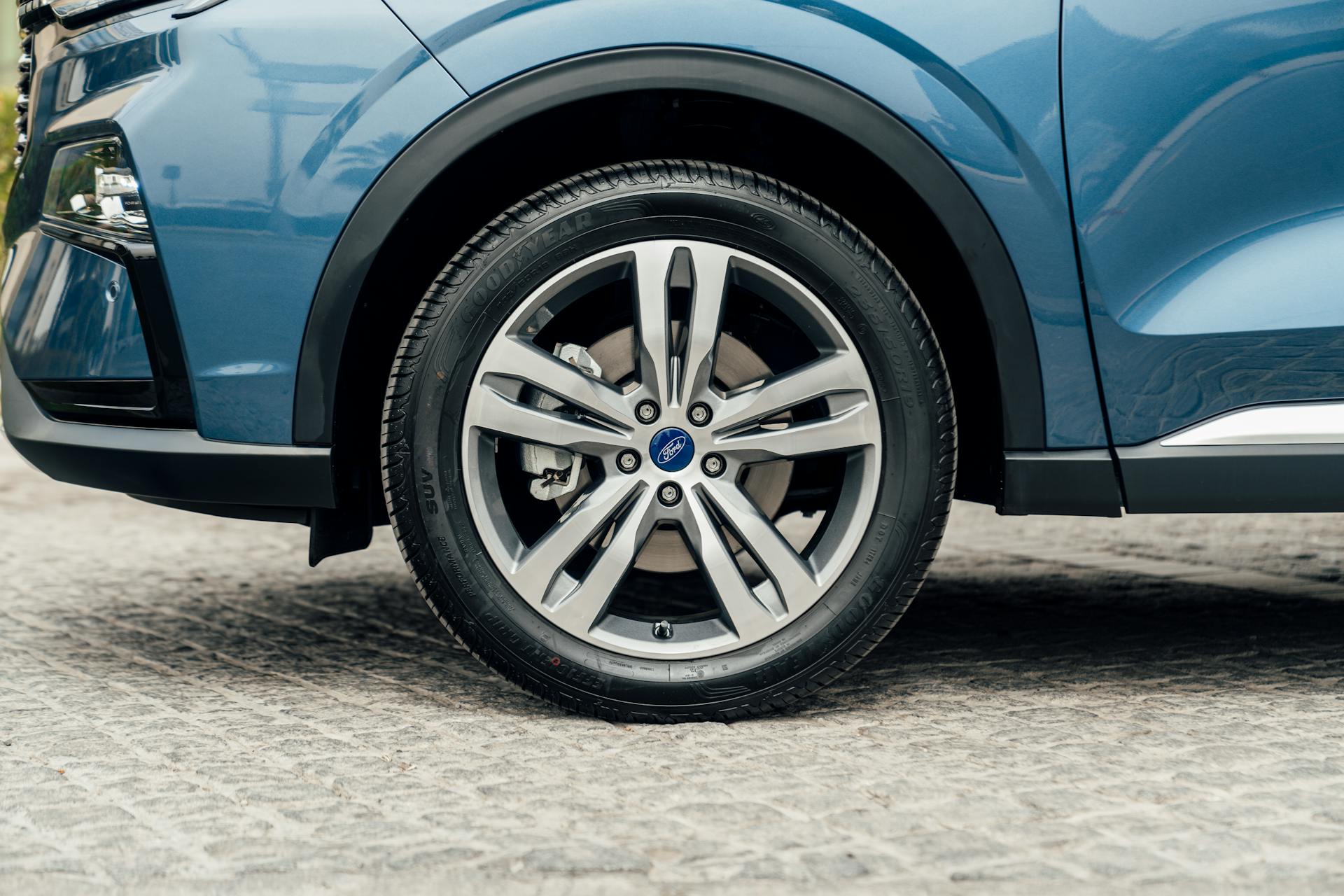 Eine Nahaufnahme eines blauen SUV | Quelle: Pexels