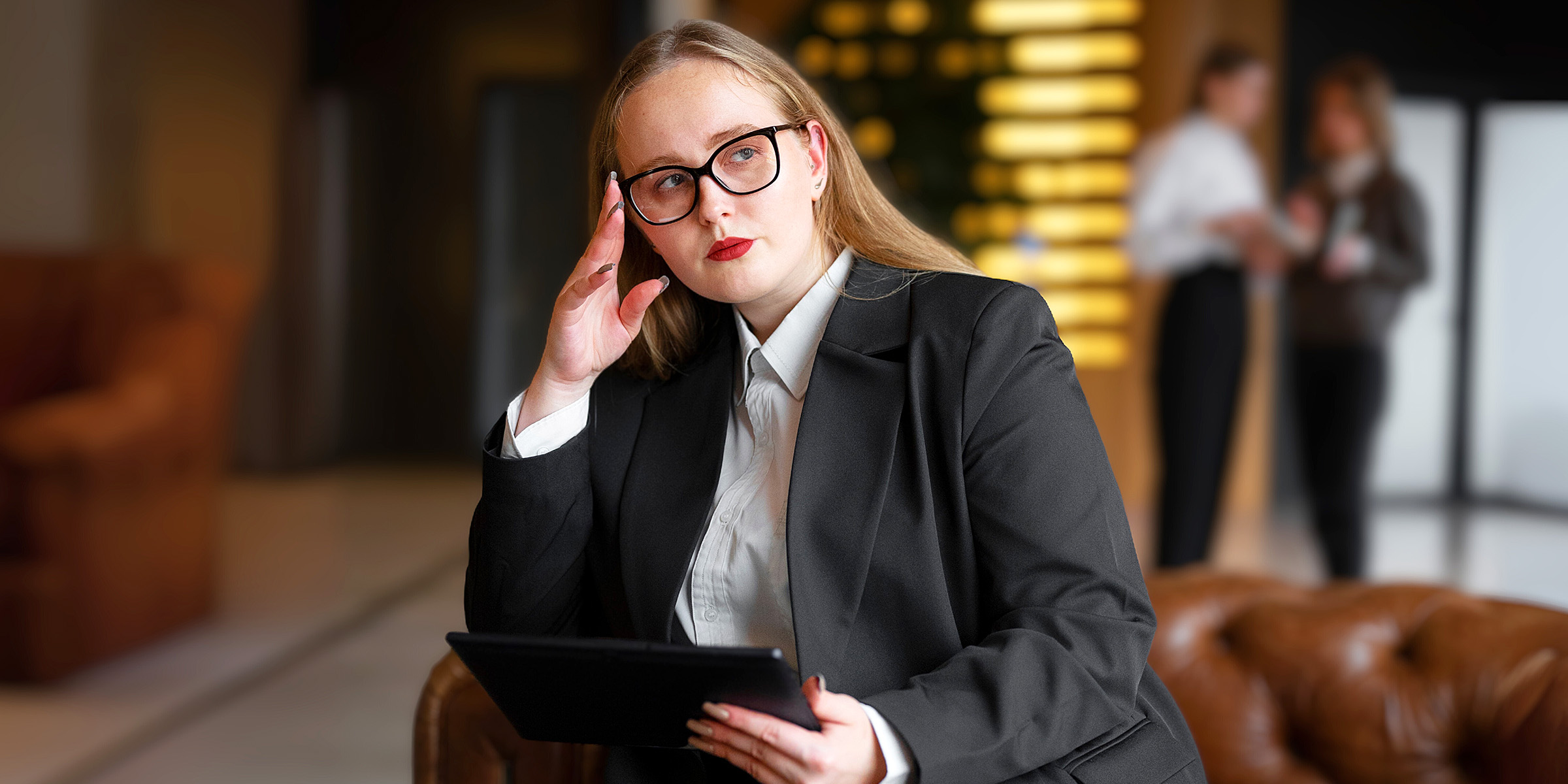 Eine Frau sitzt in einer Hotellobby | Quelle: Freepik